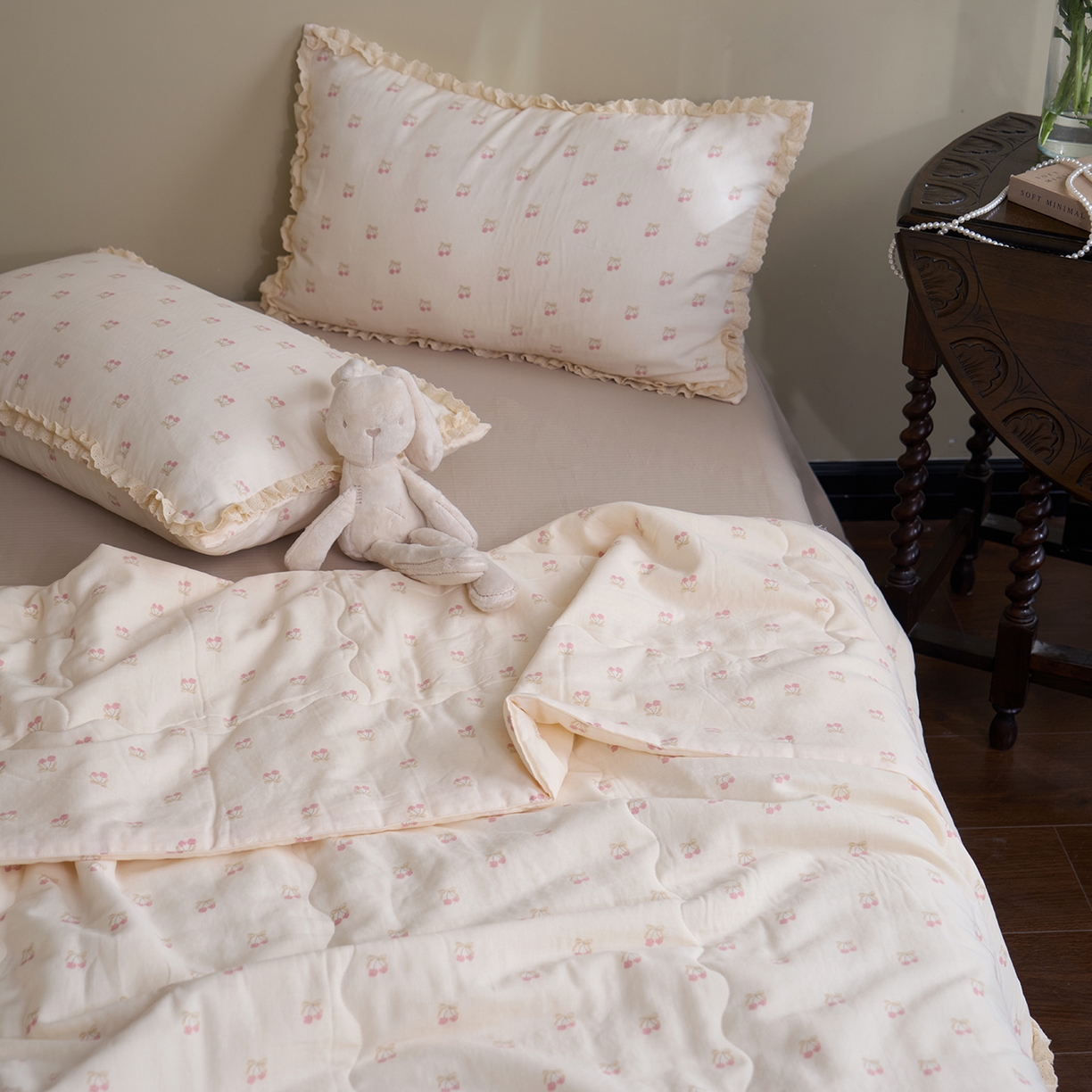 91家纺网 家纺一手货源 找家纺 洋铭区（原狠狠爱） 2026新款双层纱皱皱花边夏被夏凉被空调被三件套 果子红红