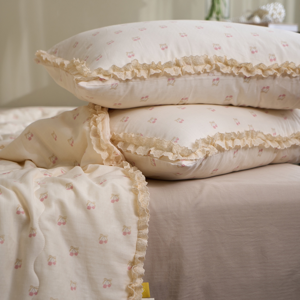 91家纺网 家纺一手货源 找家纺 洋铭区（原狠狠爱） 2026新款双层纱皱皱花边夏被夏凉被空调被三件套 果子红红