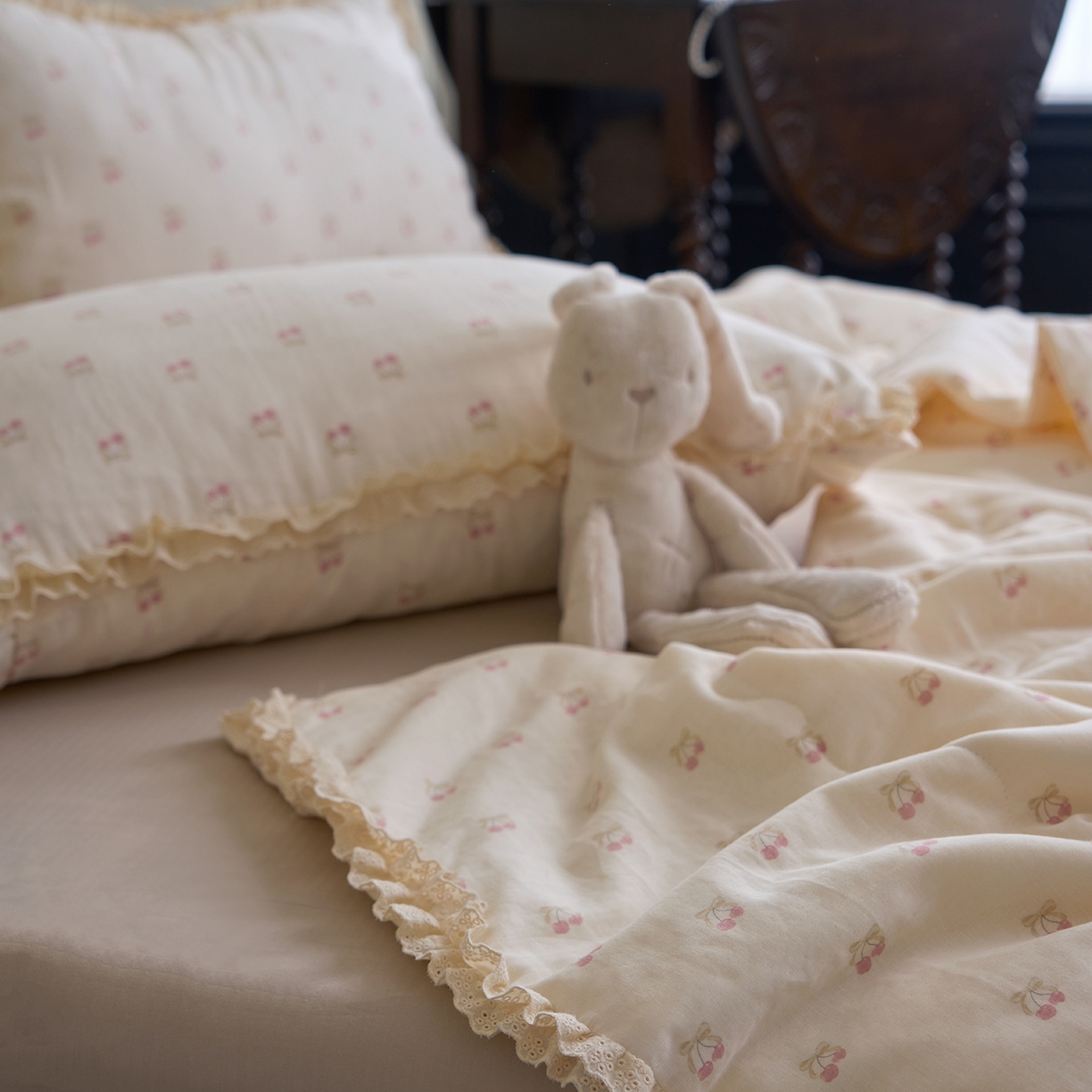 91家纺网 家纺一手货源 找家纺 洋铭区（原狠狠爱） 2026新款双层纱皱皱花边夏被夏凉被空调被三件套 果子红红