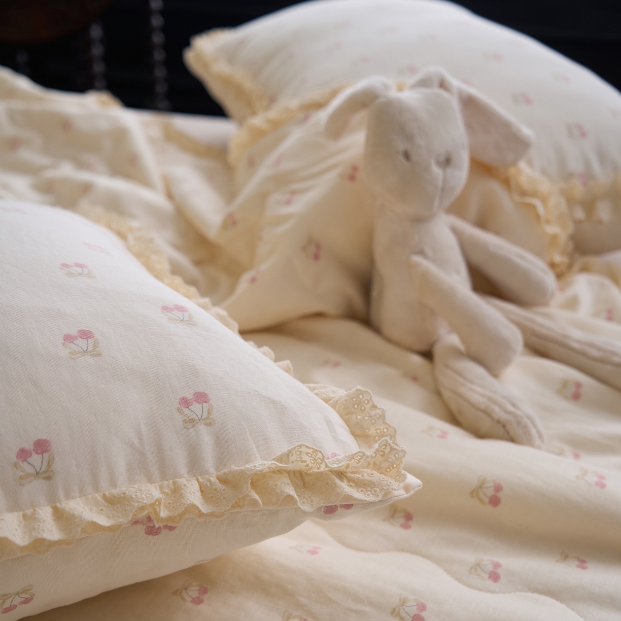 91家纺网 家纺一手货源 找家纺 洋铭区（原狠狠爱） 2026新款双层纱皱皱花边夏被夏凉被空调被三件套 果子红红