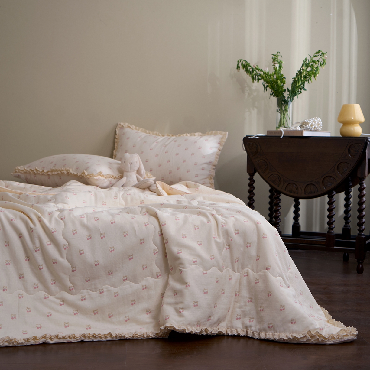 91家纺网 家纺一手货源 找家纺 洋铭区（原狠狠爱） 2026新款双层纱皱皱花边夏被夏凉被空调被三件套 果子红红