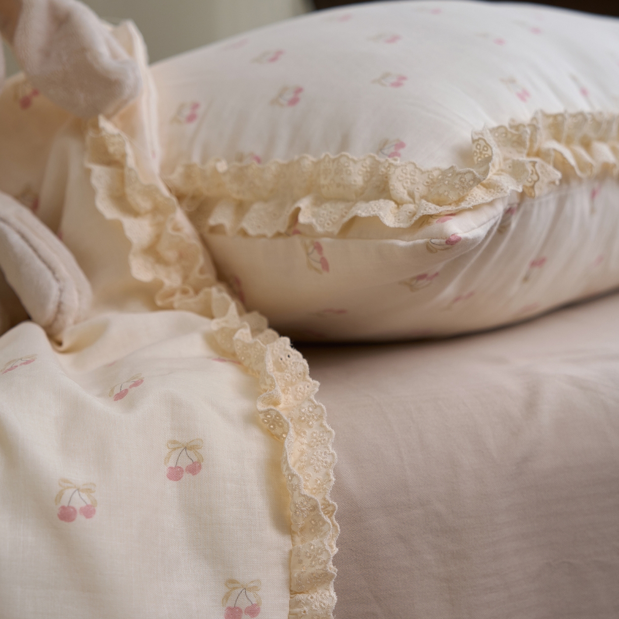 91家纺网 家纺一手货源 找家纺 洋铭区（原狠狠爱） 2026新款双层纱皱皱花边夏被夏凉被空调被三件套 果子红红