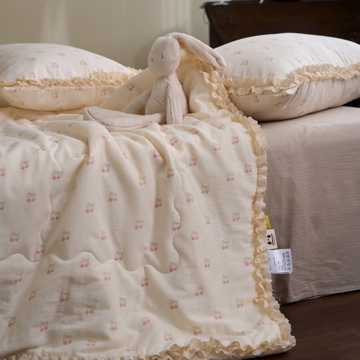 91家纺网 家纺一手货源 找家纺 洋铭区（原狠狠爱） 2026新款双层纱皱皱花边夏被夏凉被空调被三件套 果子红红