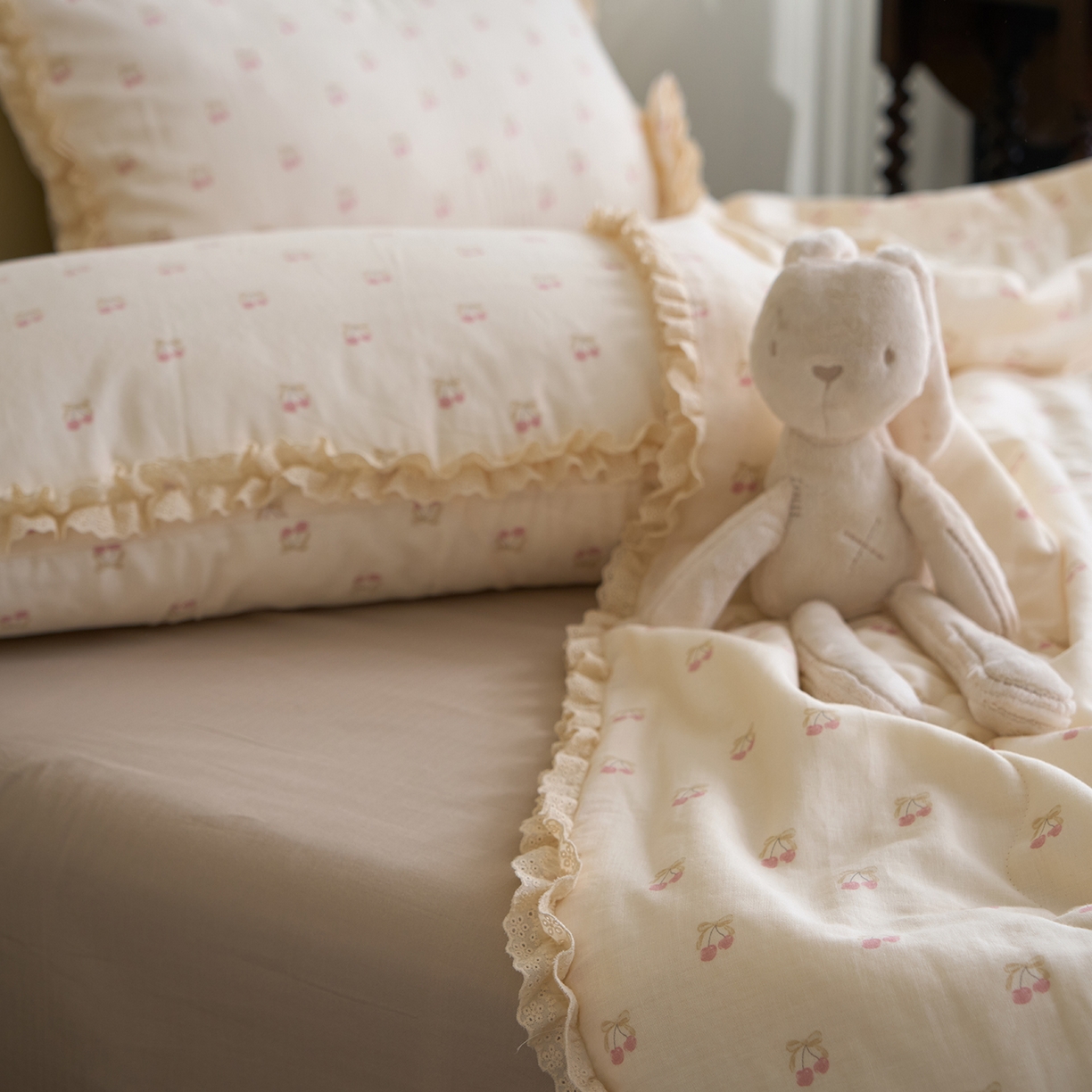 91家纺网 家纺一手货源 找家纺 洋铭区（原狠狠爱） 2026新款双层纱皱皱花边夏被夏凉被空调被三件套 果子红红