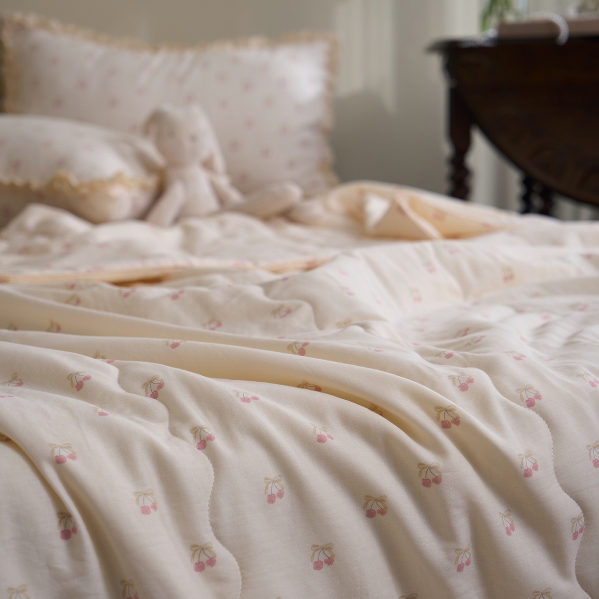 91家纺网 家纺一手货源 找家纺 洋铭区（原狠狠爱） 2026新款双层纱皱皱花边夏被夏凉被空调被三件套 果子红红