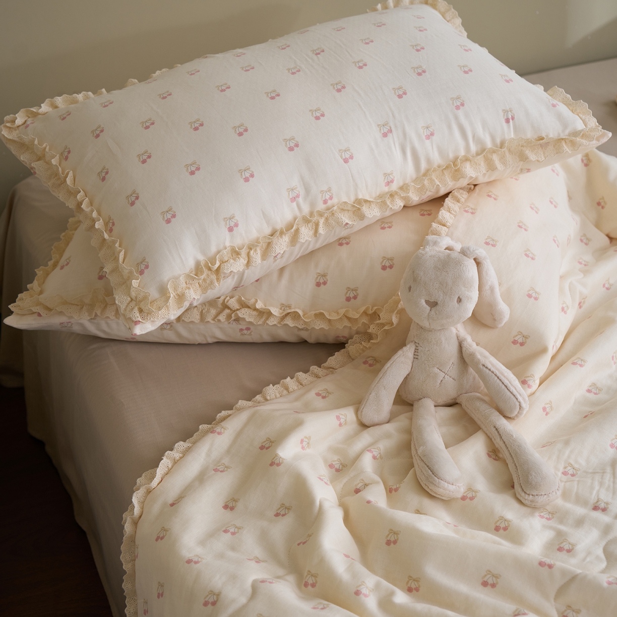 91家纺网 家纺一手货源 找家纺 洋铭区（原狠狠爱） 2026新款双层纱皱皱花边夏被夏凉被空调被三件套 果子红红