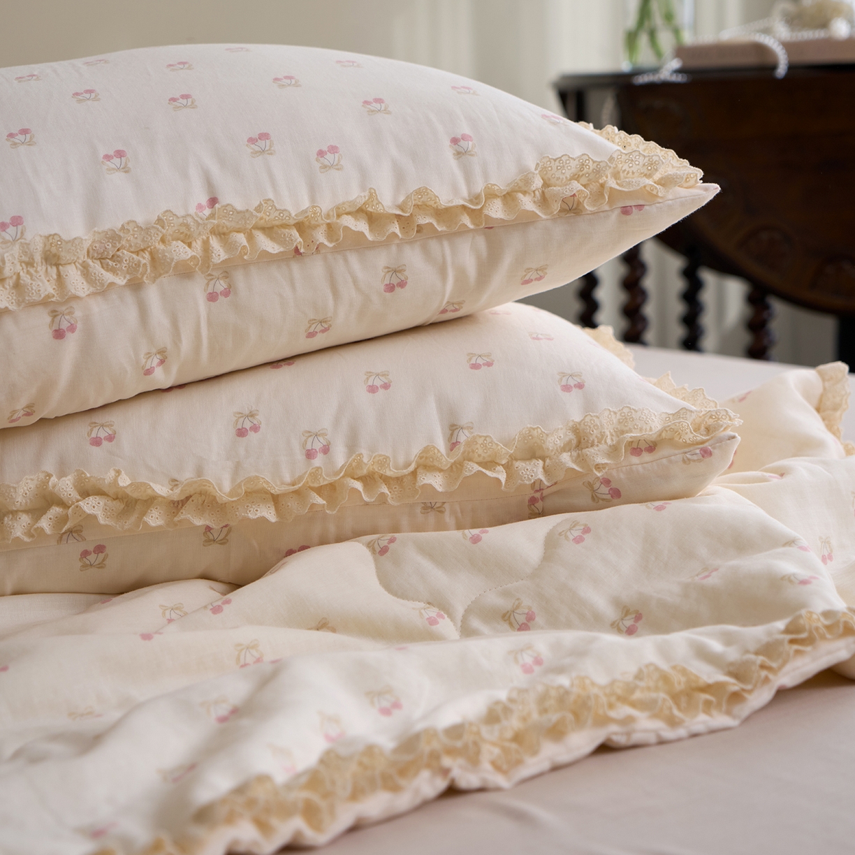 91家纺网 家纺一手货源 找家纺 洋铭区（原狠狠爱） 2026新款双层纱皱皱花边夏被夏凉被空调被三件套 果子红红