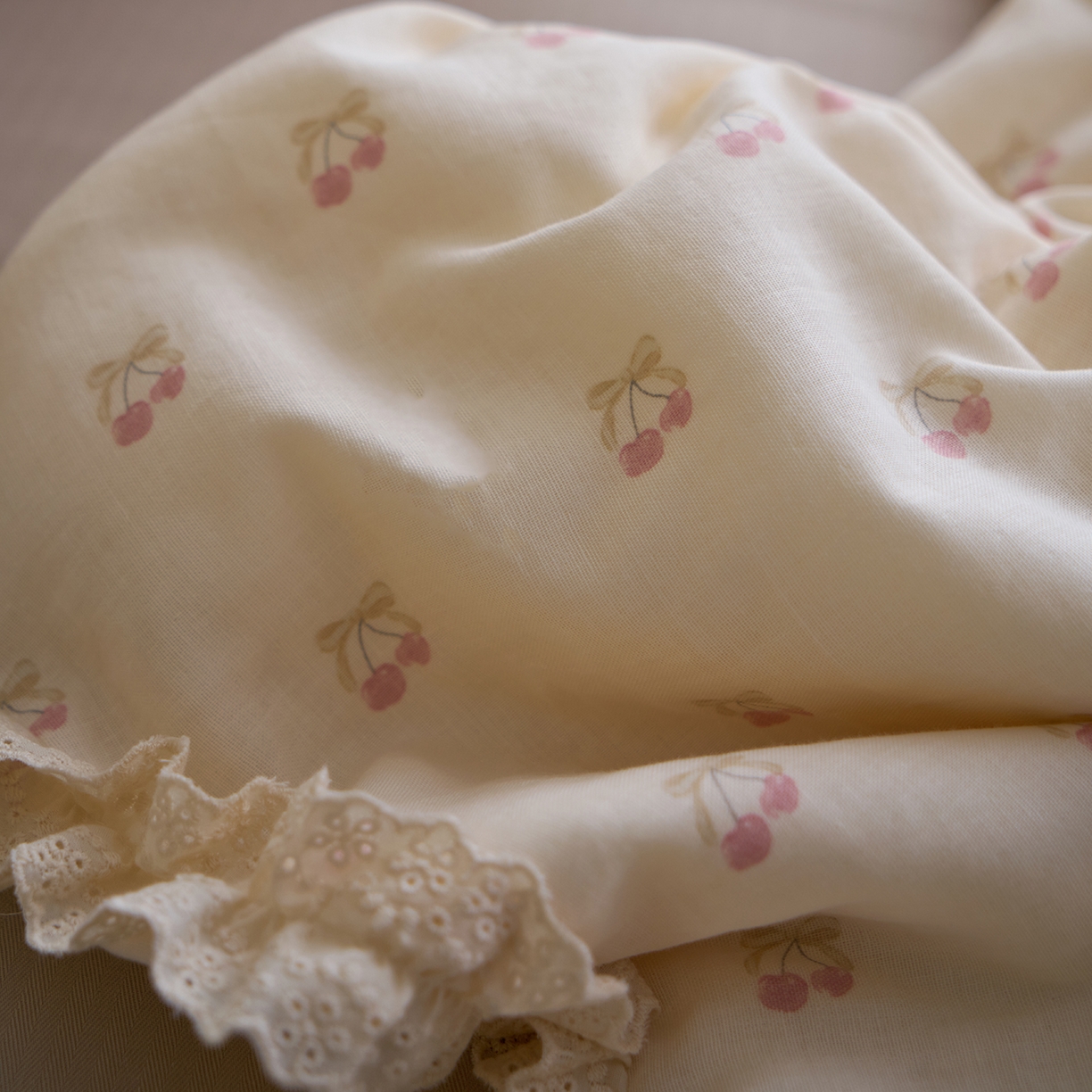 91家纺网 家纺一手货源 找家纺 洋铭区（原狠狠爱） 2026新款双层纱皱皱花边夏被夏凉被空调被三件套 果子红红