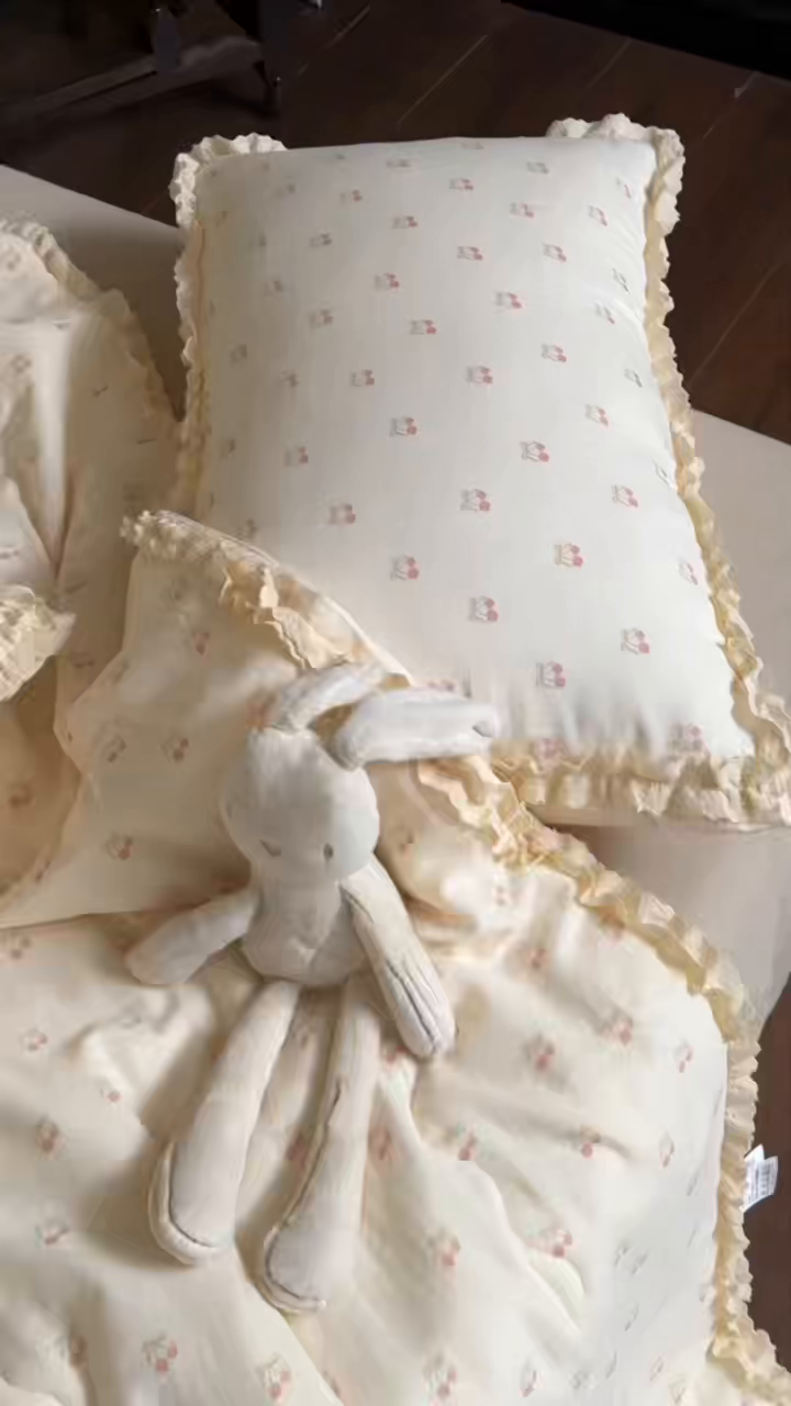 91家纺网 家纺一手货源 找家纺 洋铭区（原狠狠爱） 2026新款双层纱皱皱花边夏被夏凉被空调被三件套 果子红红