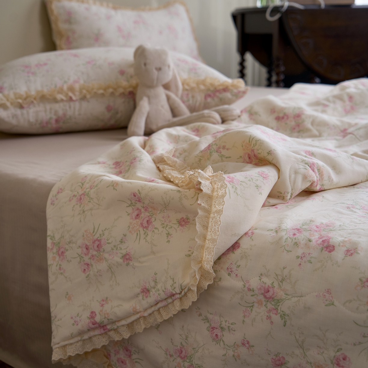 91家纺网 家纺一手货源 找家纺 洋铭区（原狠狠爱） 2026新款双层纱皱皱花边夏被夏凉被空调被三件套 胡桃花