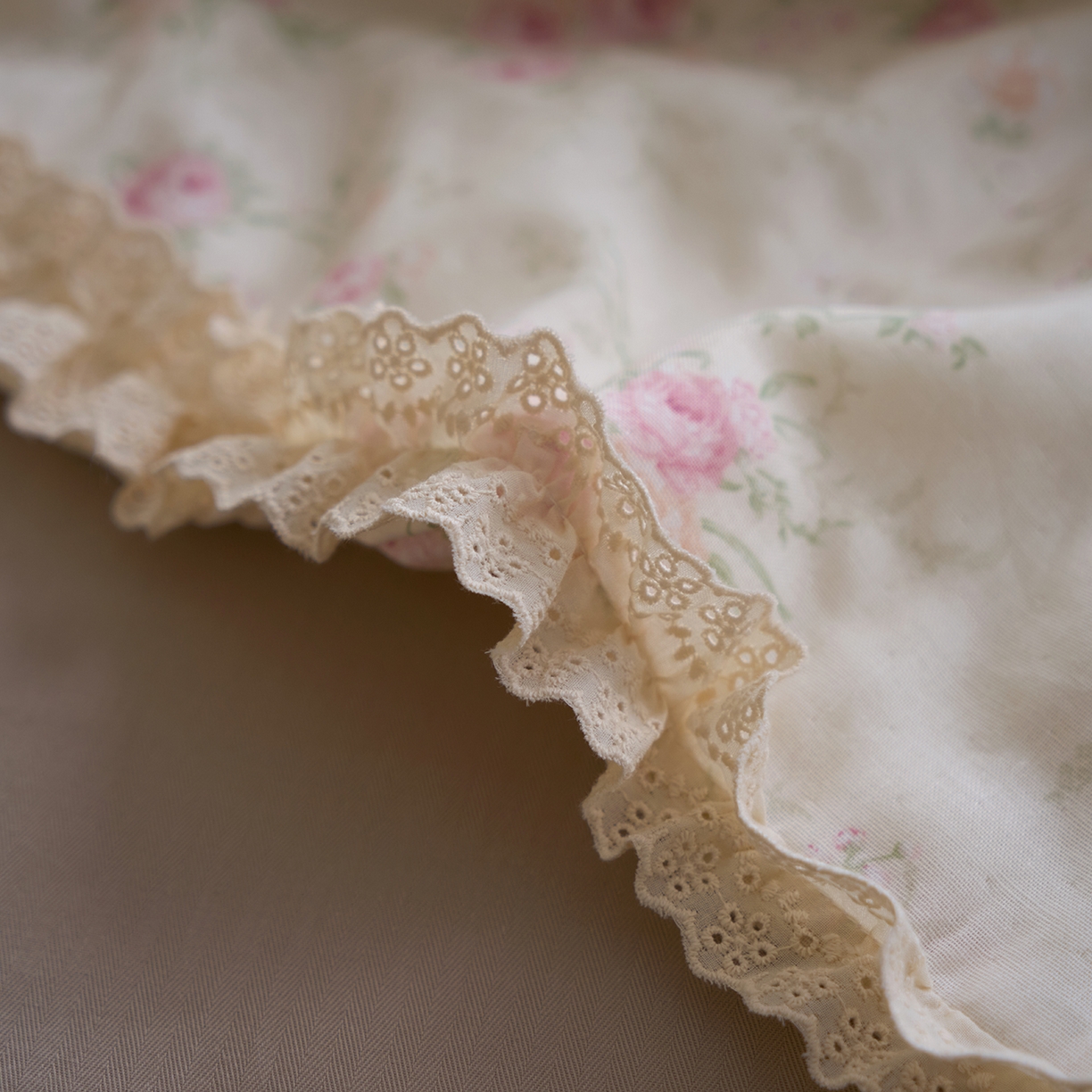 91家纺网 家纺一手货源 找家纺 洋铭区（原狠狠爱） 2026新款双层纱皱皱花边夏被夏凉被空调被三件套 胡桃花