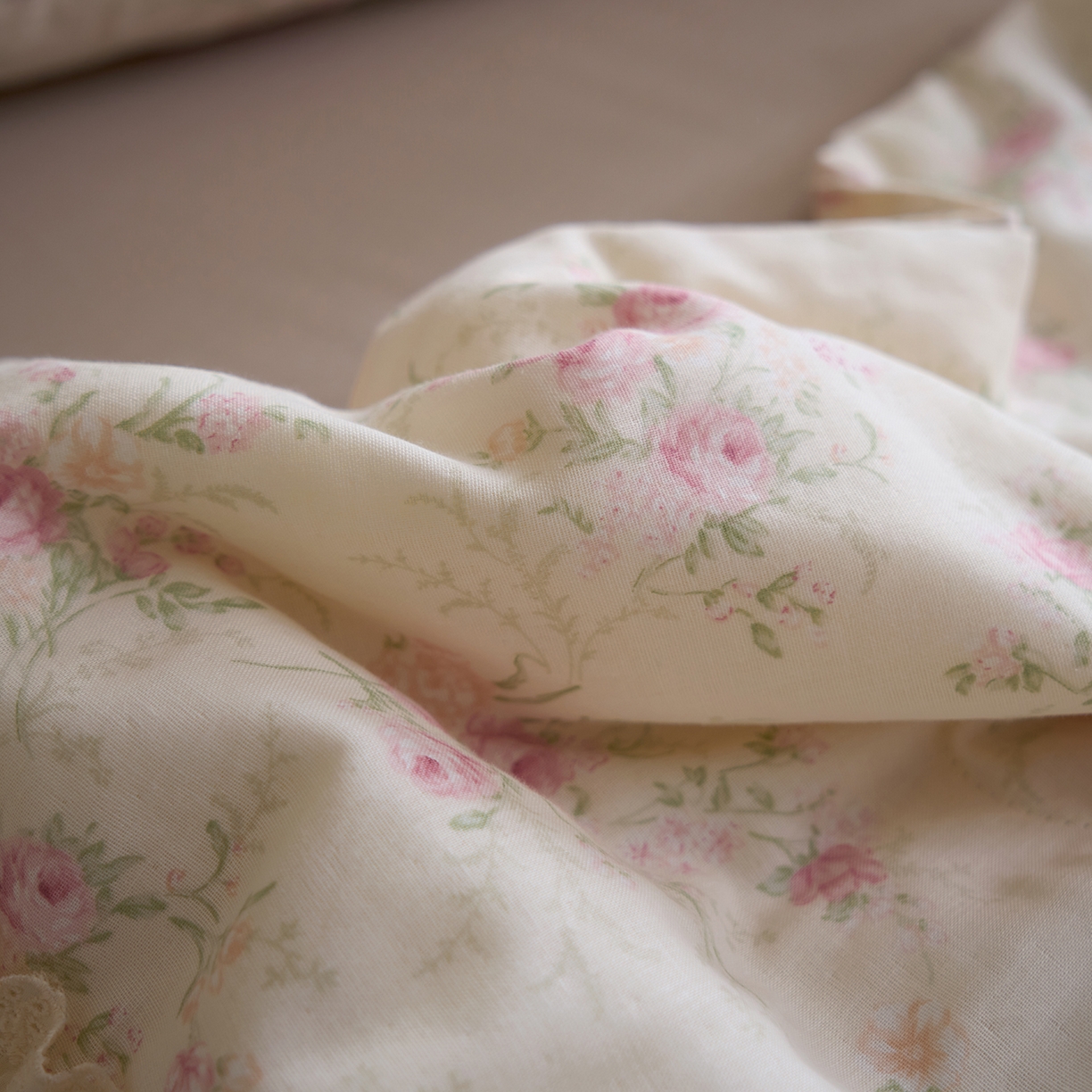 91家纺网 家纺一手货源 找家纺 洋铭区（原狠狠爱） 2026新款双层纱皱皱花边夏被夏凉被空调被三件套 胡桃花