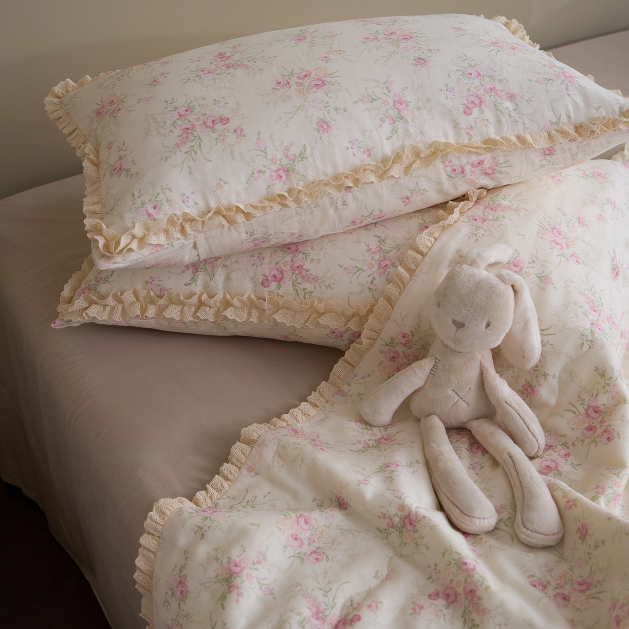 91家纺网 家纺一手货源 找家纺 洋铭区（原狠狠爱） 2026新款双层纱皱皱花边夏被夏凉被空调被三件套 胡桃花