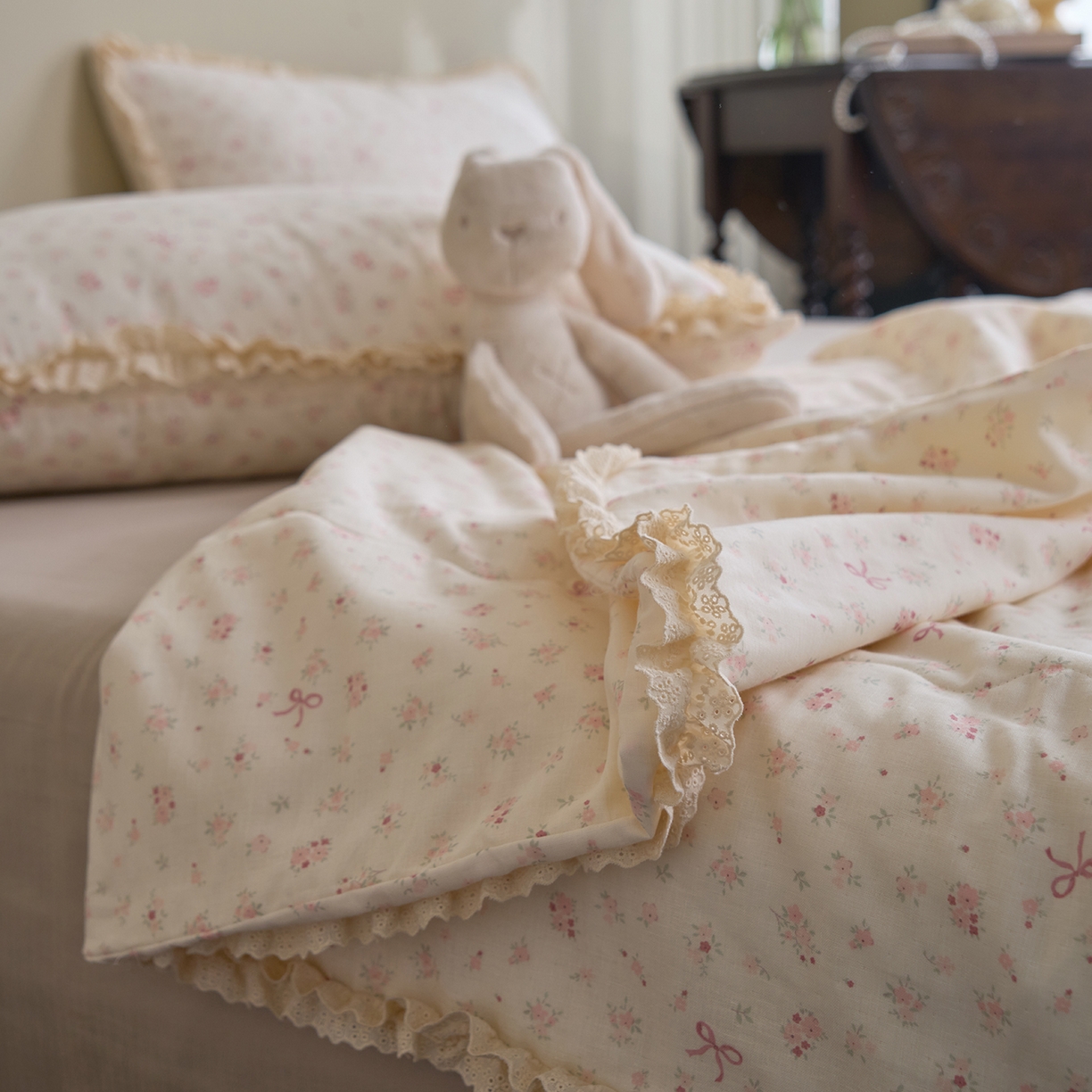 91家纺网 家纺一手货源 找家纺 洋铭区（原狠狠爱） 2026新款双层纱皱皱花边夏被夏凉被空调被三件套 花语情怀