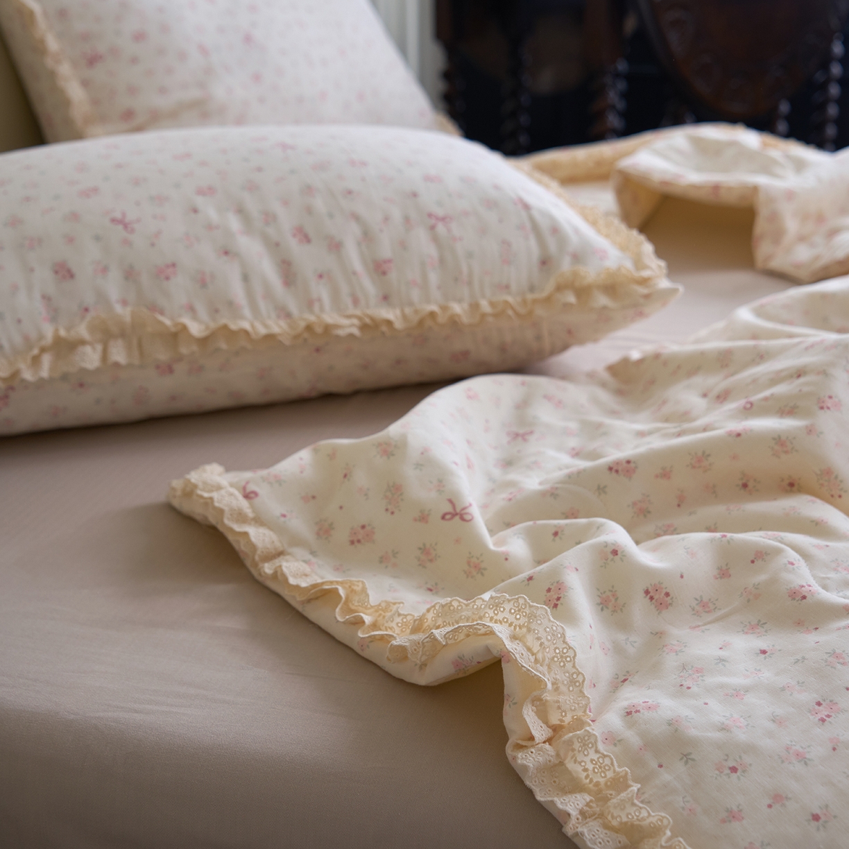 91家纺网 家纺一手货源 找家纺 洋铭区（原狠狠爱） 2026新款双层纱皱皱花边夏被夏凉被空调被三件套 花语情怀