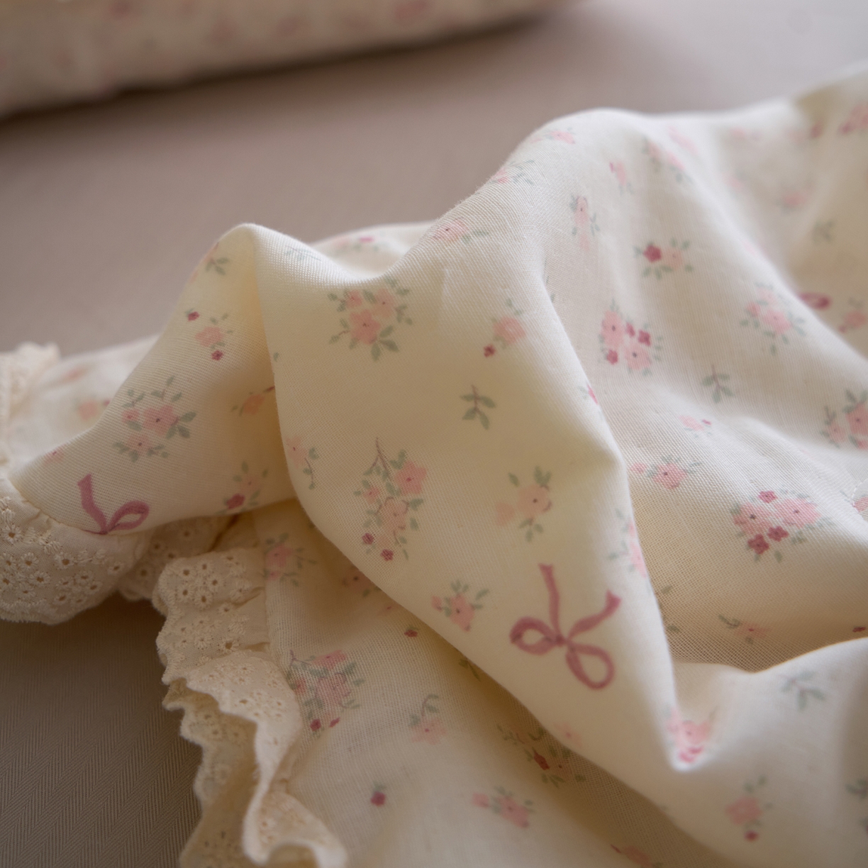 91家纺网 家纺一手货源 找家纺 洋铭区（原狠狠爱） 2026新款双层纱皱皱花边夏被夏凉被空调被三件套 花语情怀