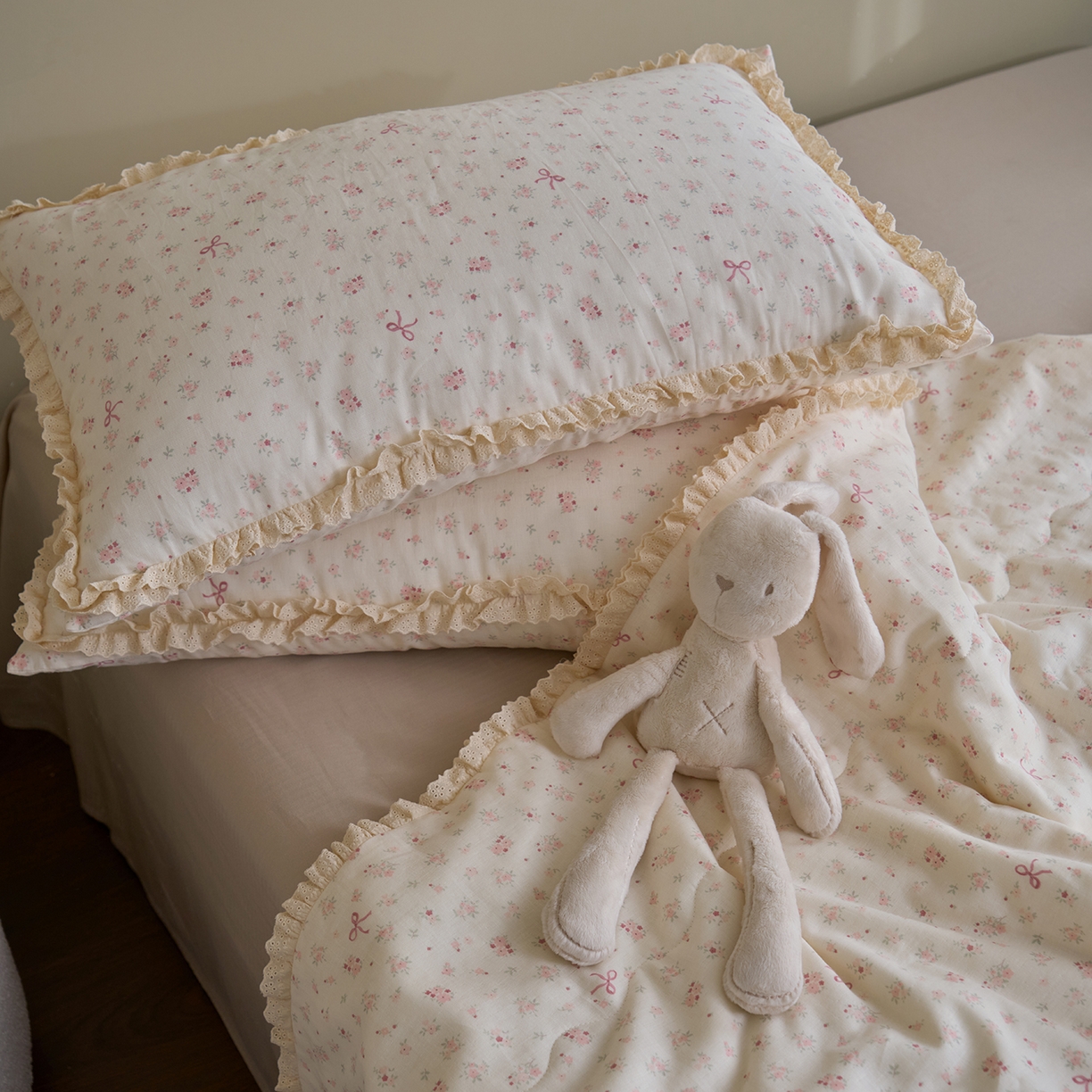 91家纺网 家纺一手货源 找家纺 洋铭区（原狠狠爱） 2026新款双层纱皱皱花边夏被夏凉被空调被三件套 花语情怀