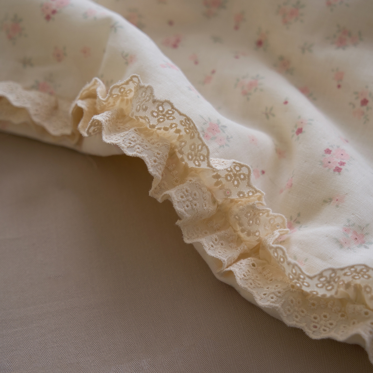 91家纺网 家纺一手货源 找家纺 洋铭区（原狠狠爱） 2026新款双层纱皱皱花边夏被夏凉被空调被三件套 花语情怀