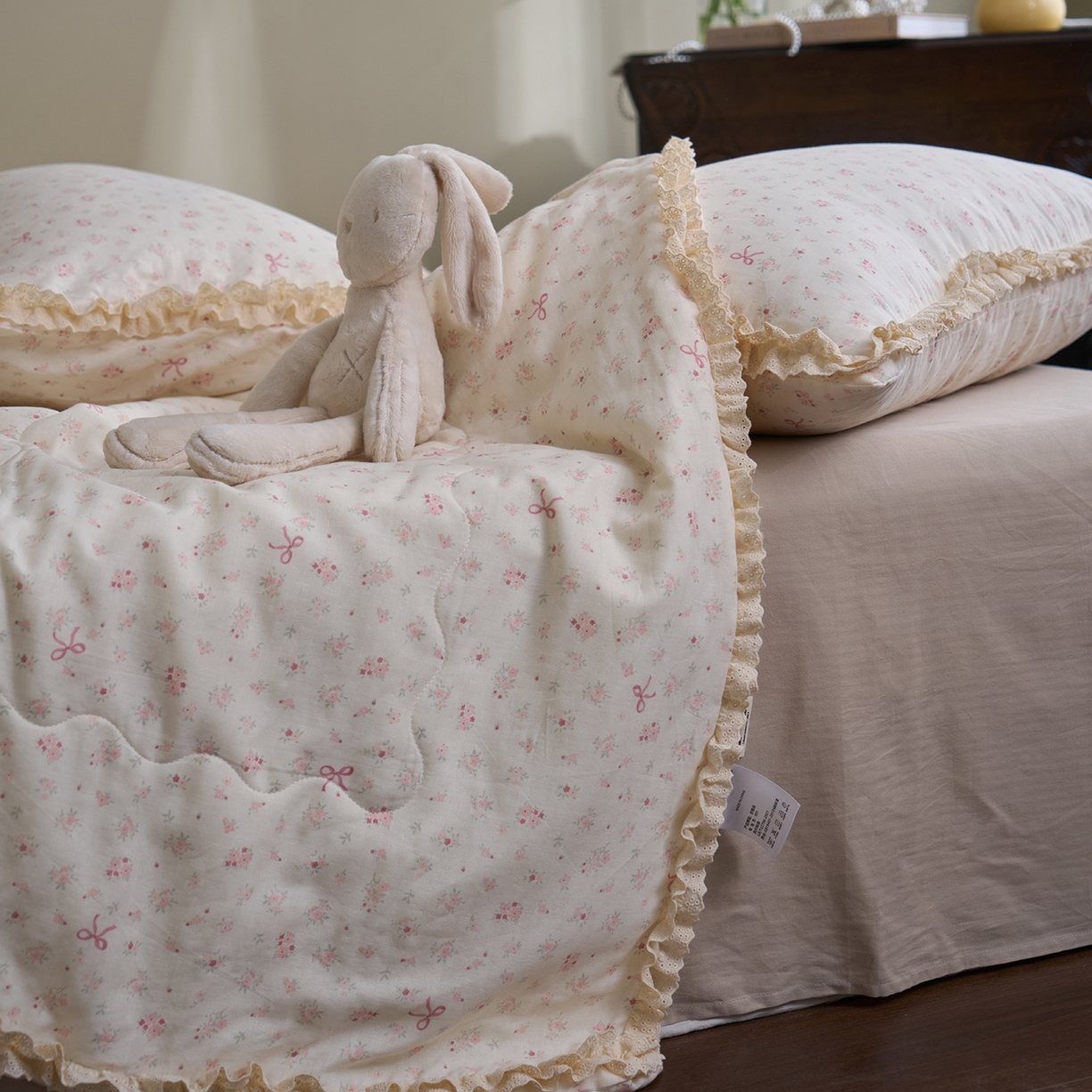 91家纺网 家纺一手货源 找家纺 洋铭区（原狠狠爱） 2026新款双层纱皱皱花边夏被夏凉被空调被三件套 花语情怀