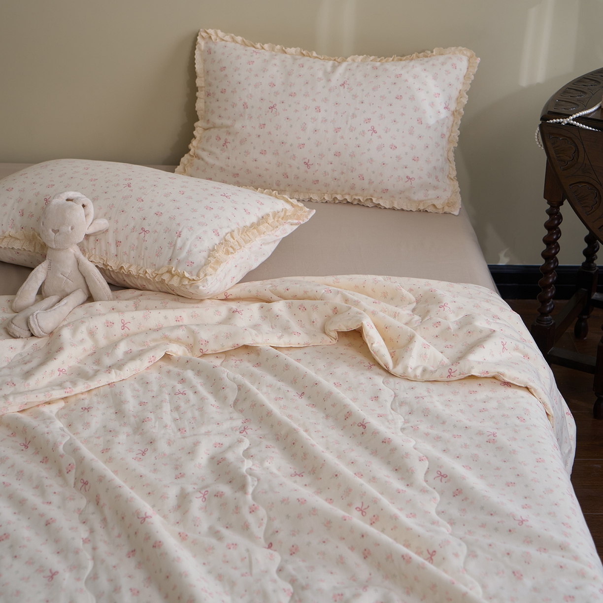 91家纺网 家纺一手货源 找家纺 洋铭区（原狠狠爱） 2026新款双层纱皱皱花边夏被夏凉被空调被三件套 花语情怀