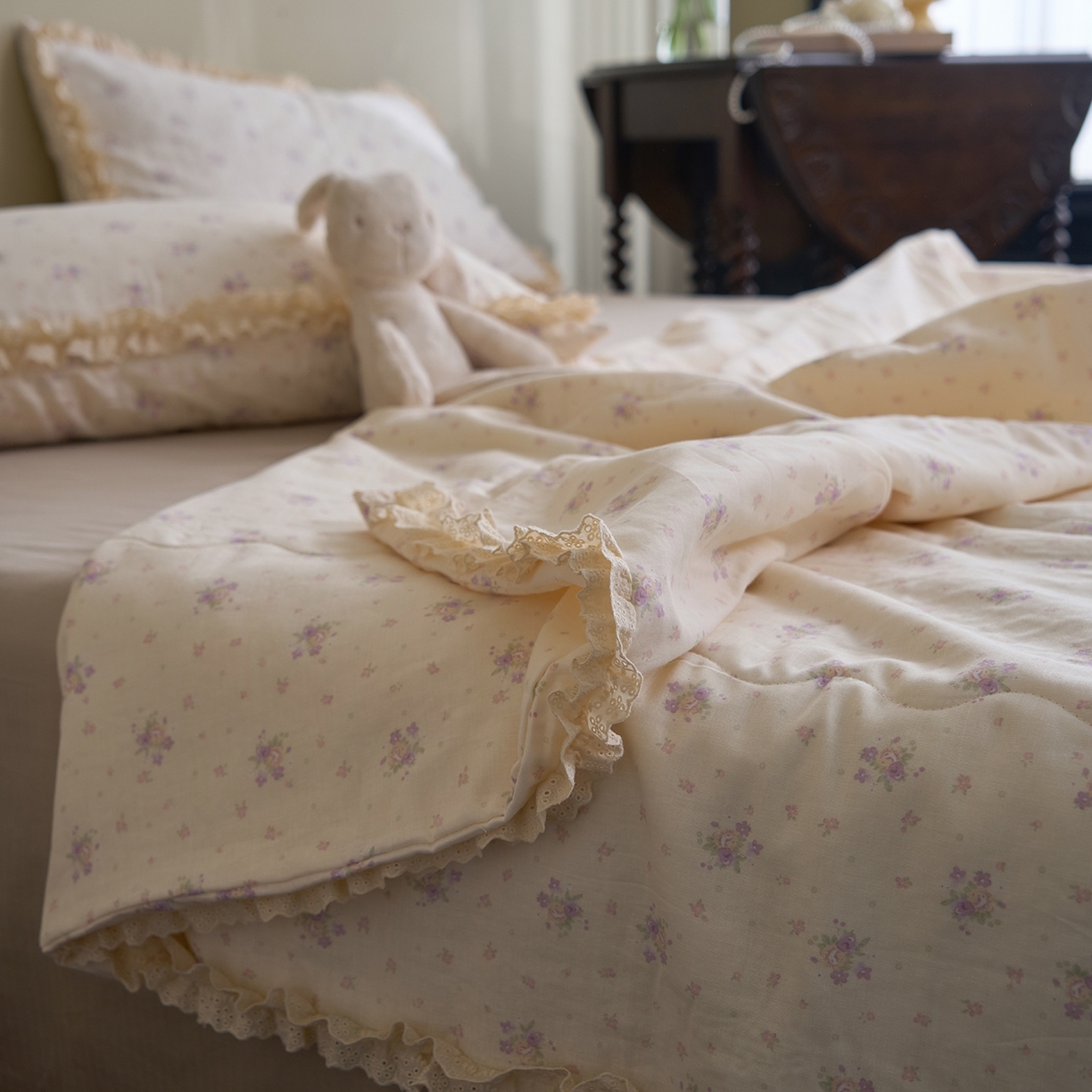 91家纺网 家纺一手货源 找家纺 洋铭区（原狠狠爱） 2026新款双层纱皱皱花边夏被夏凉被空调被三件套 酱紫花