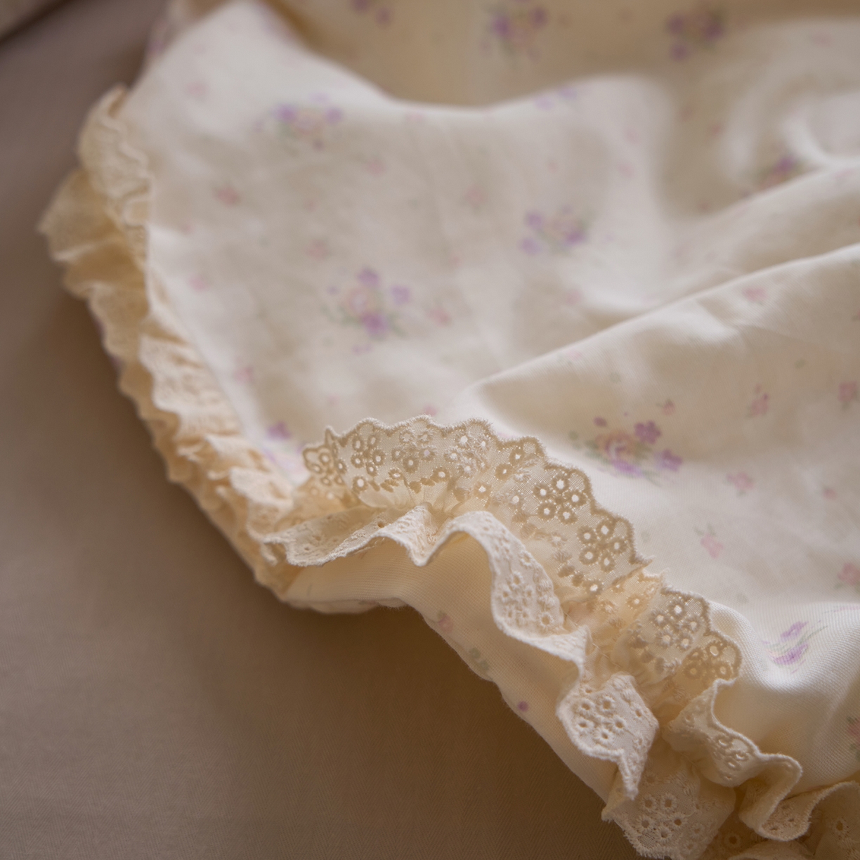 91家纺网 家纺一手货源 找家纺 洋铭区（原狠狠爱） 2026新款双层纱皱皱花边夏被夏凉被空调被三件套 酱紫花