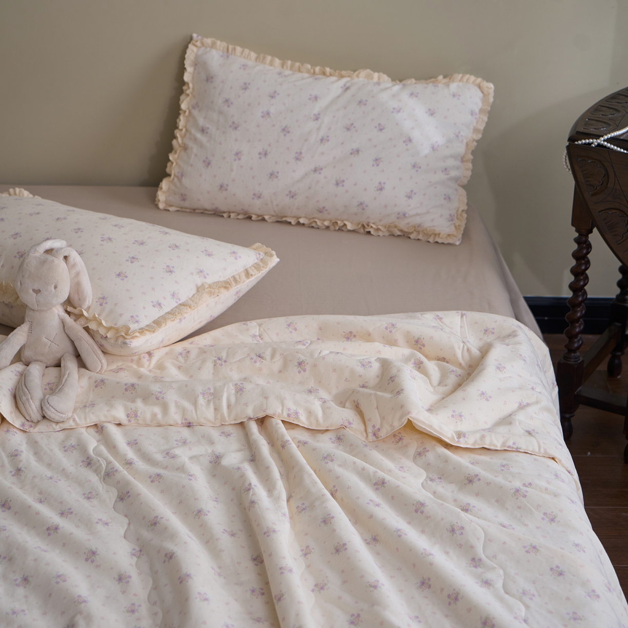 91家纺网 家纺一手货源 找家纺 洋铭区（原狠狠爱） 2026新款双层纱皱皱花边夏被夏凉被空调被三件套 酱紫花