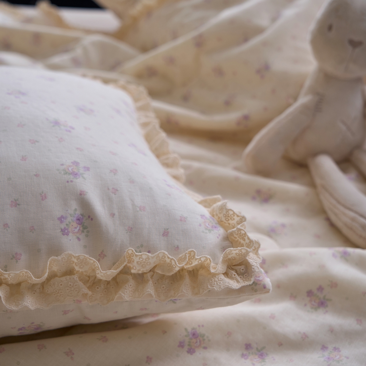 91家纺网 家纺一手货源 找家纺 洋铭区（原狠狠爱） 2026新款双层纱皱皱花边夏被夏凉被空调被三件套 酱紫花