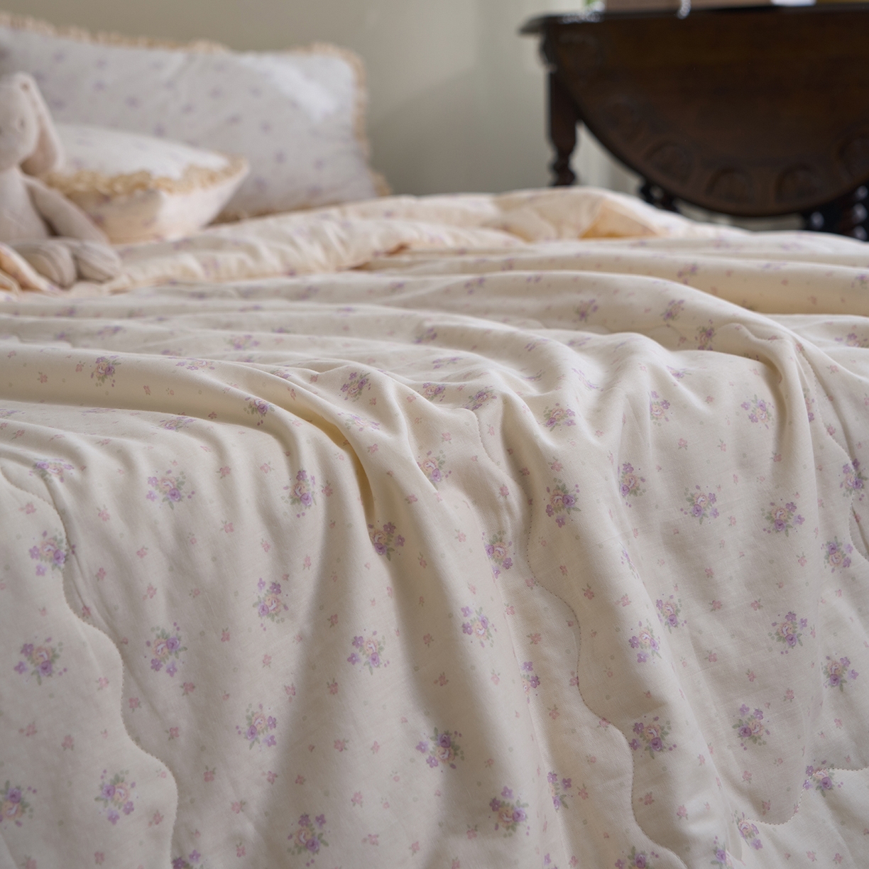 91家纺网 家纺一手货源 找家纺 洋铭区（原狠狠爱） 2026新款双层纱皱皱花边夏被夏凉被空调被三件套 酱紫花