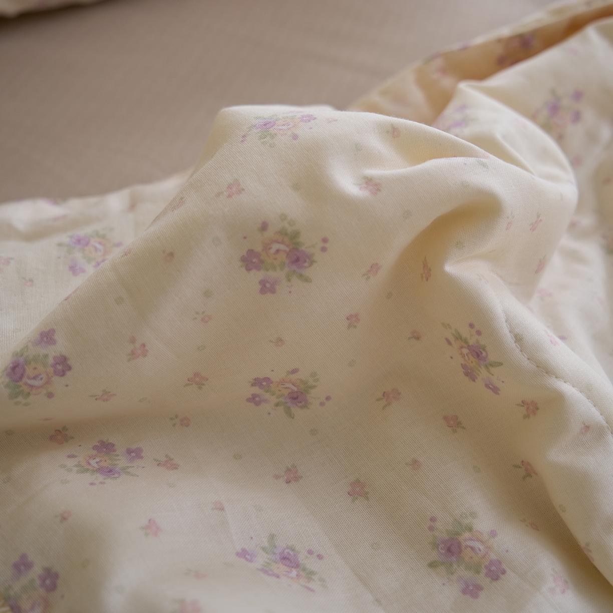 91家纺网 家纺一手货源 找家纺 洋铭区（原狠狠爱） 2026新款双层纱皱皱花边夏被夏凉被空调被三件套 酱紫花