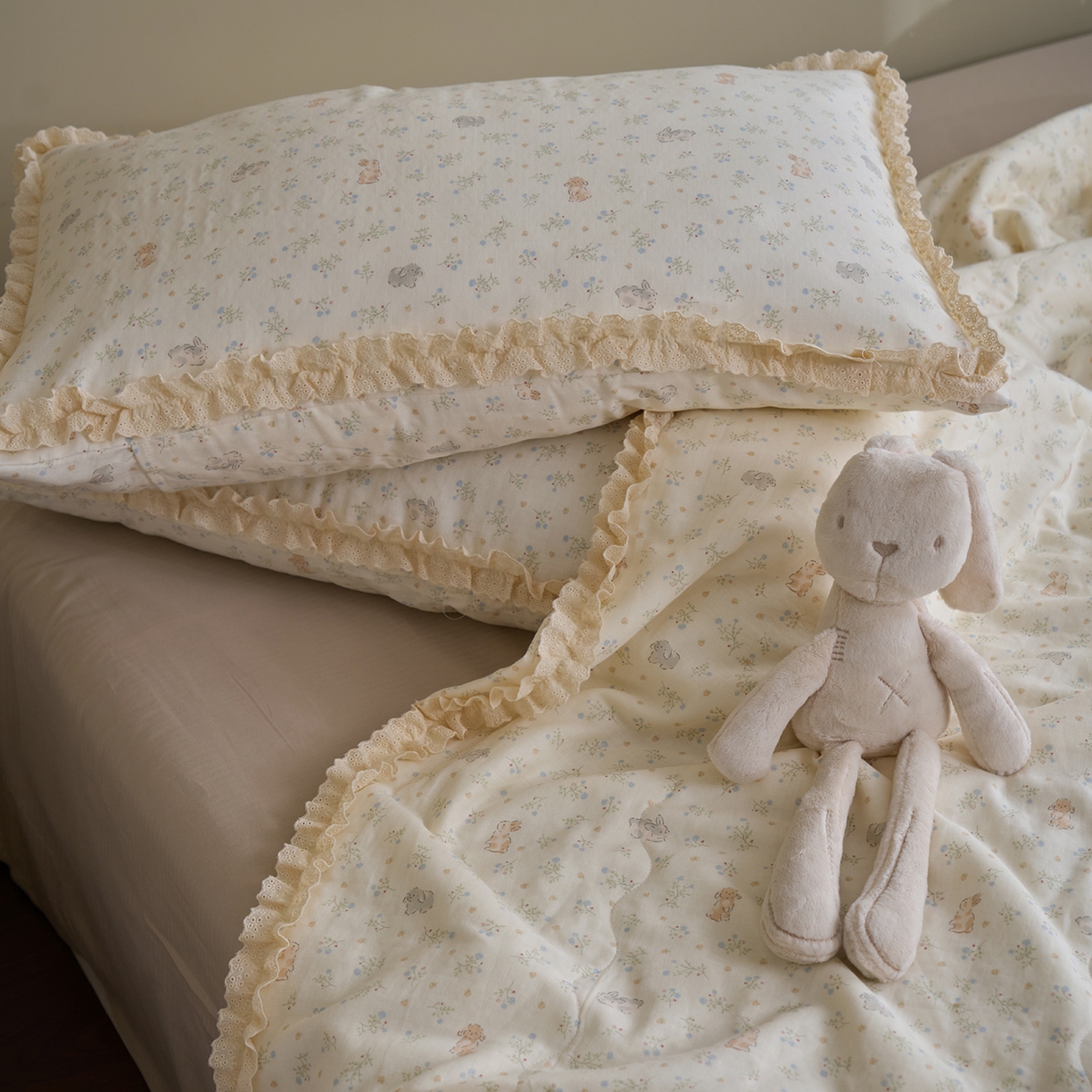 91家纺网 家纺一手货源 找家纺 洋铭区（原狠狠爱） 2026新款双层纱皱皱花边夏被夏凉被空调被三件套 麦穗小兔