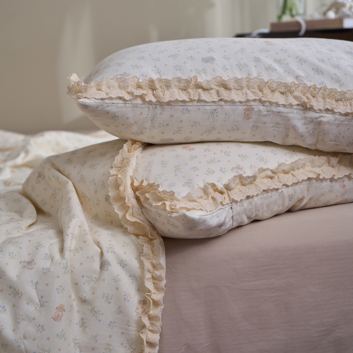 91家纺网 家纺一手货源 找家纺 洋铭区（原狠狠爱） 2026新款双层纱皱皱花边夏被夏凉被空调被三件套 麦穗小兔