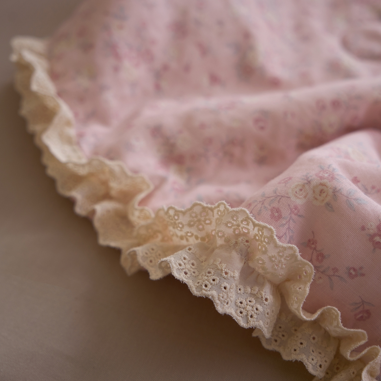 91家纺网 家纺一手货源 找家纺 洋铭区（原狠狠爱） 2026新款双层纱皱皱花边夏被夏凉被空调被三件套 秋田粉花