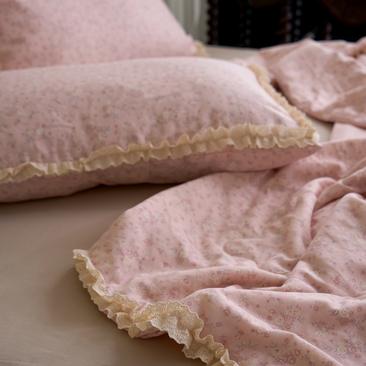 91家纺网 家纺一手货源 找家纺 洋铭区（原狠狠爱） 2026新款双层纱皱皱花边夏被夏凉被空调被三件套 秋田粉花