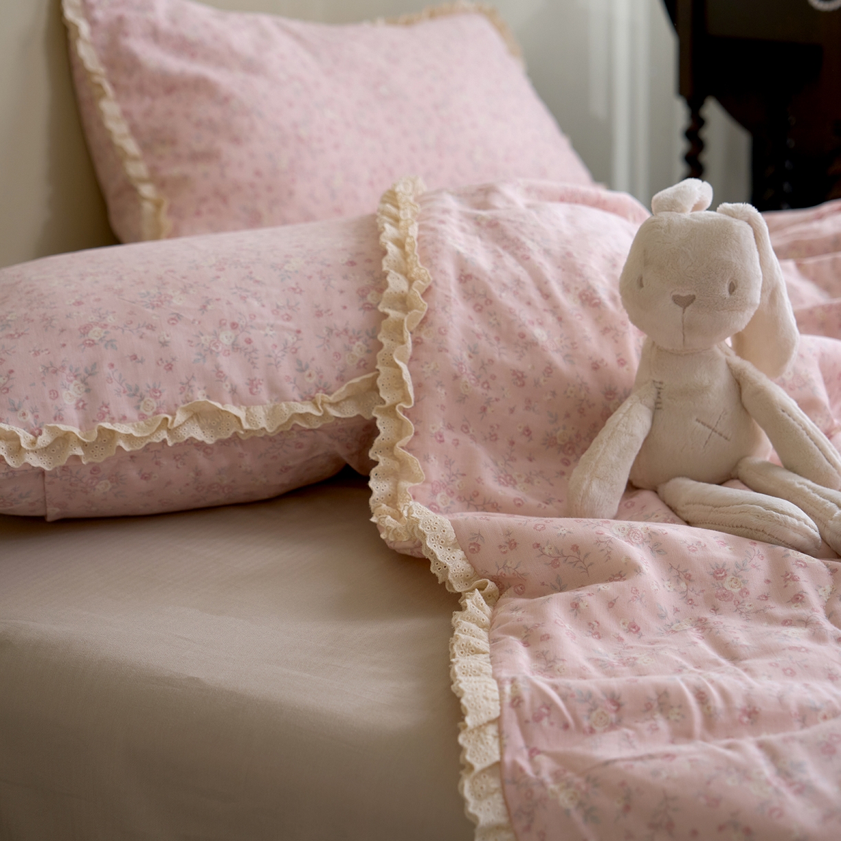 91家纺网 家纺一手货源 找家纺 洋铭区（原狠狠爱） 2026新款双层纱皱皱花边夏被夏凉被空调被三件套 秋田粉花