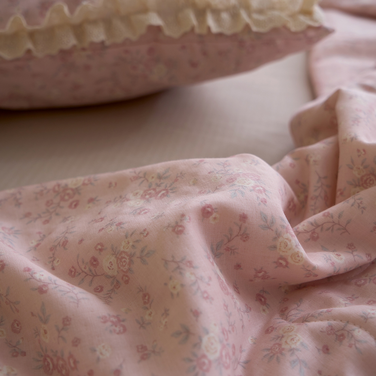 91家纺网 家纺一手货源 找家纺 洋铭区（原狠狠爱） 2026新款双层纱皱皱花边夏被夏凉被空调被三件套 秋田粉花