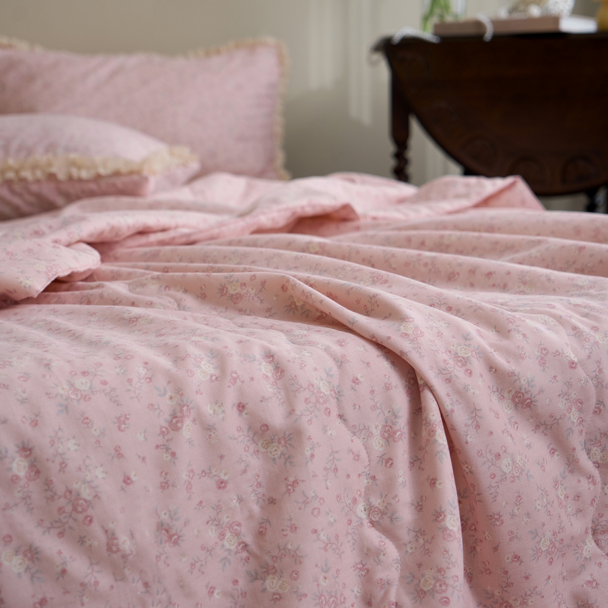 91家纺网 家纺一手货源 找家纺 洋铭区（原狠狠爱） 2026新款双层纱皱皱花边夏被夏凉被空调被三件套 秋田粉花