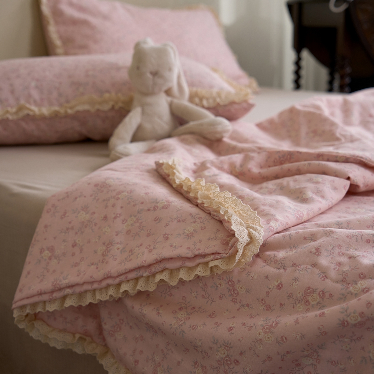 91家纺网 家纺一手货源 找家纺 洋铭区（原狠狠爱） 2026新款双层纱皱皱花边夏被夏凉被空调被三件套 秋田粉花