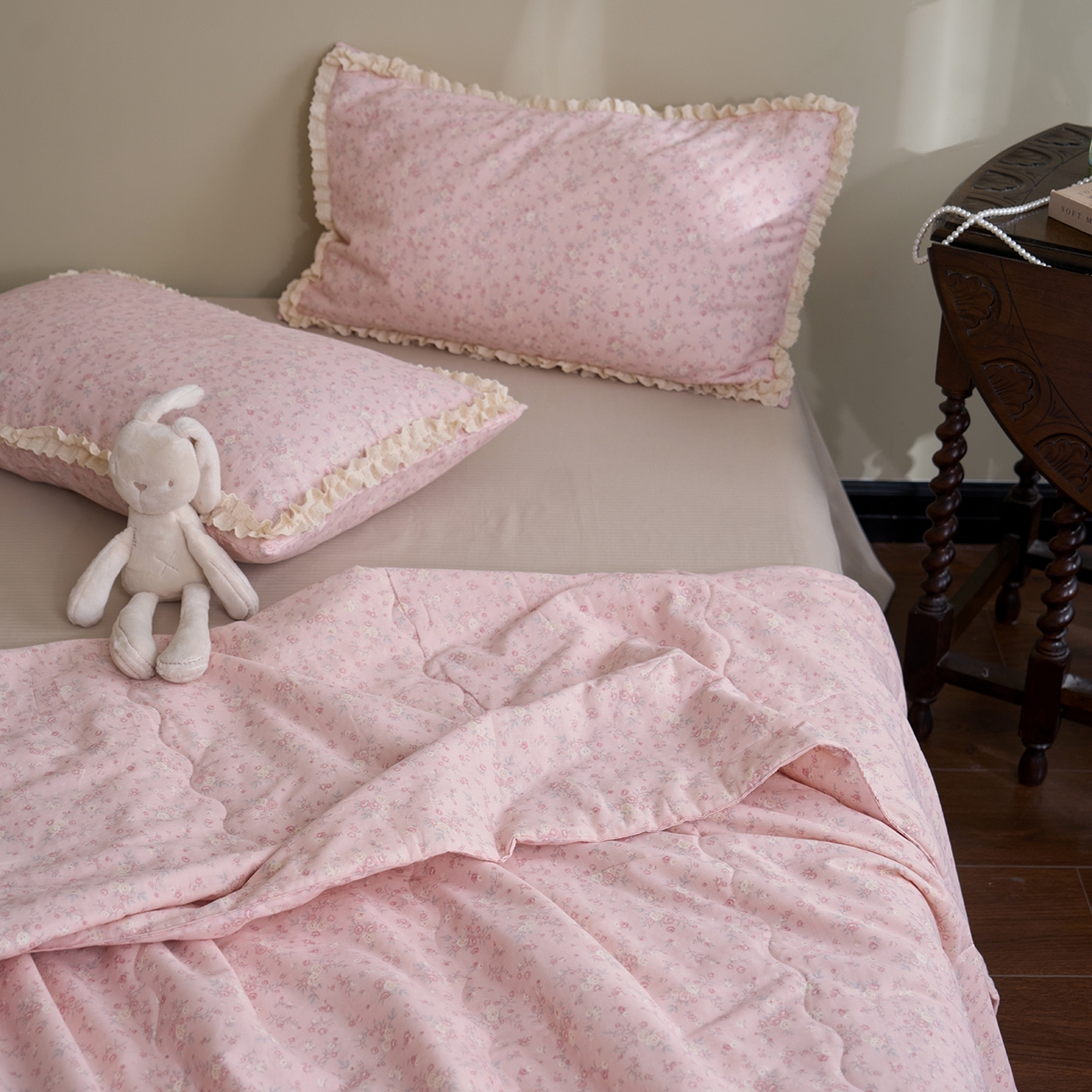 91家纺网 家纺一手货源 找家纺 洋铭区（原狠狠爱） 2026新款双层纱皱皱花边夏被夏凉被空调被三件套 秋田粉花