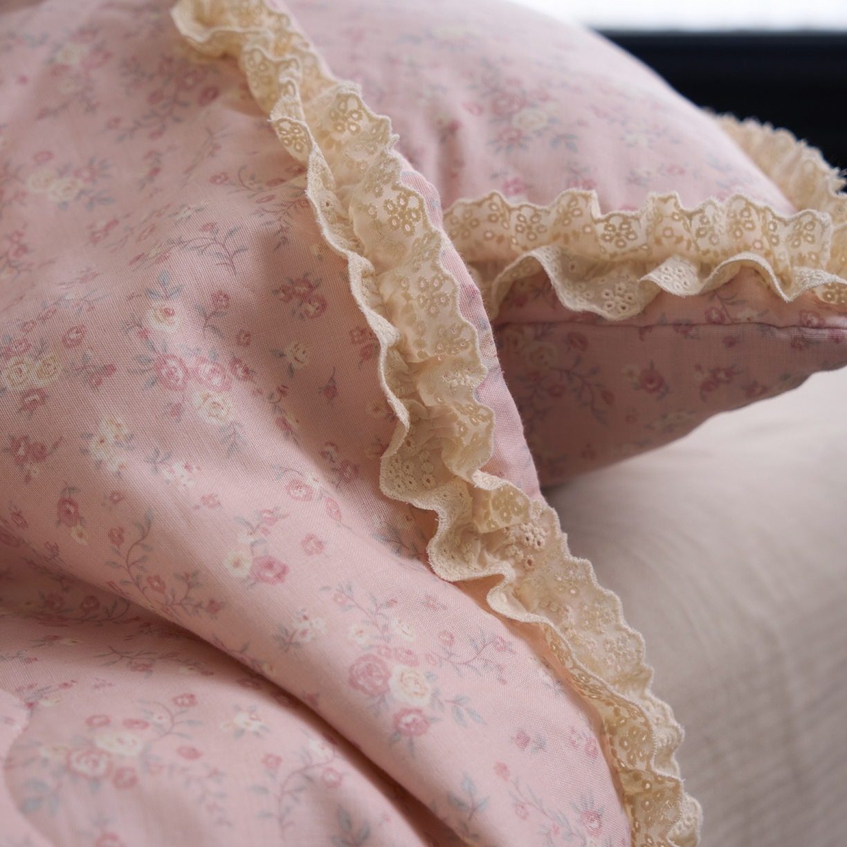 91家纺网 家纺一手货源 找家纺 洋铭区（原狠狠爱） 2026新款双层纱皱皱花边夏被夏凉被空调被三件套 秋田粉花