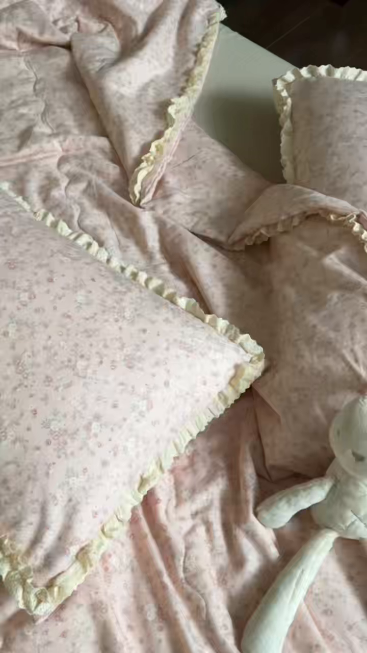 91家纺网 家纺一手货源 找家纺 洋铭区（原狠狠爱） 2026新款双层纱皱皱花边夏被夏凉被空调被三件套 秋田粉花