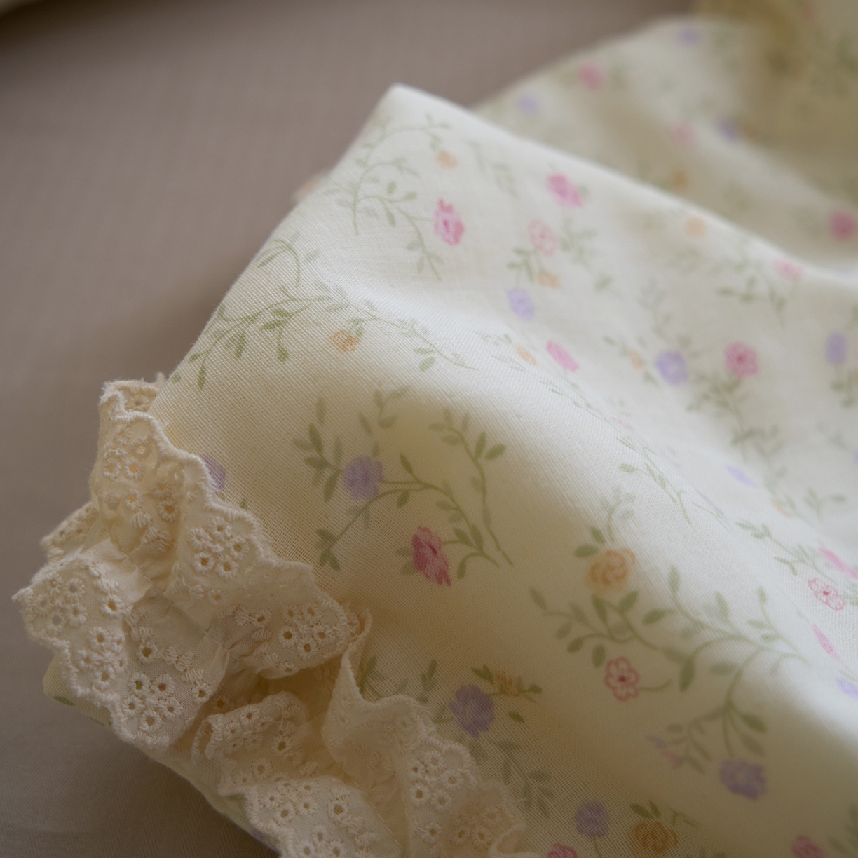 91家纺网 家纺一手货源 找家纺 洋铭区（原狠狠爱） 2026新款双层纱皱皱花边夏被夏凉被空调被三件套 唯美小花