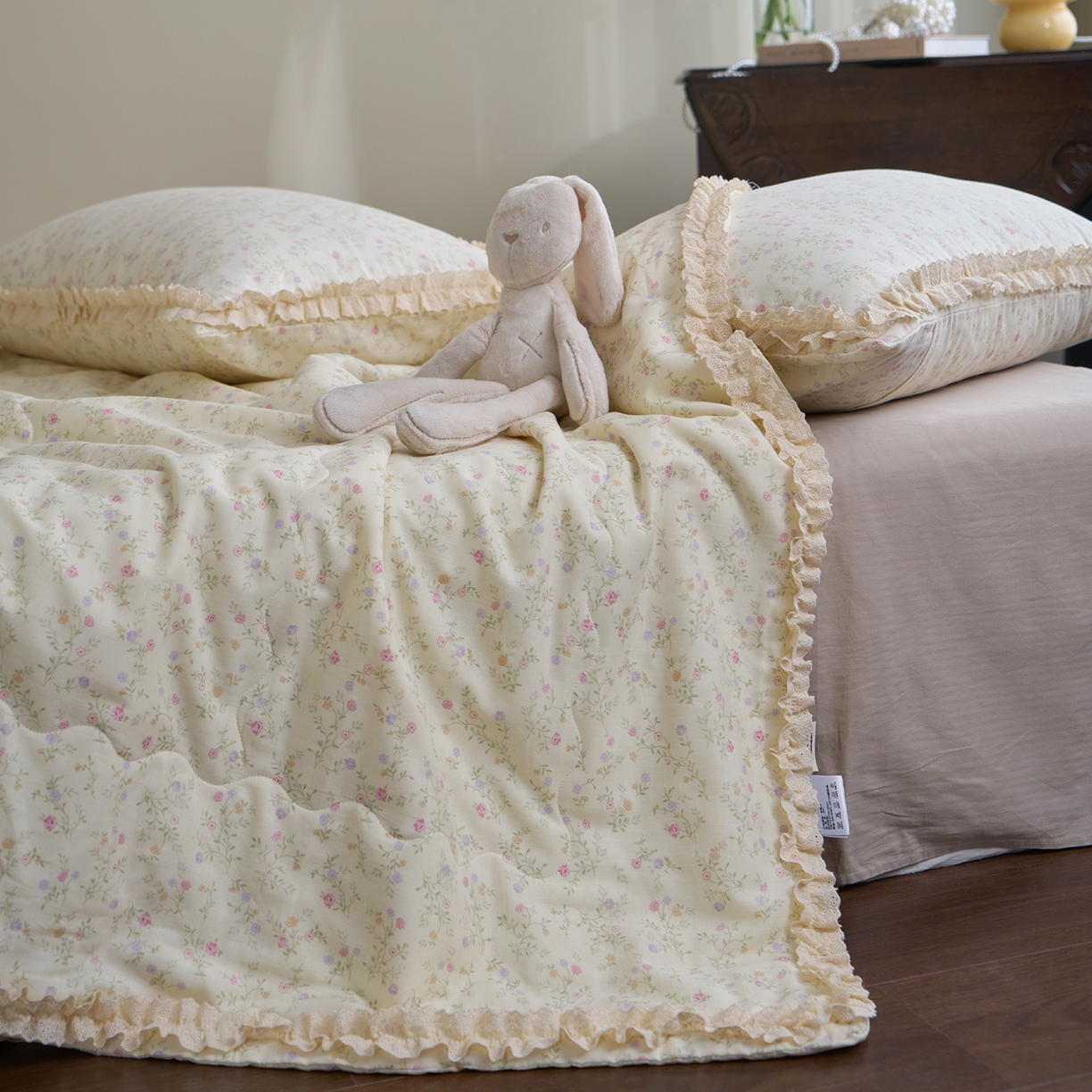 91家纺网 家纺一手货源 找家纺 洋铭区（原狠狠爱） 2026新款双层纱皱皱花边夏被夏凉被空调被三件套 唯美小花