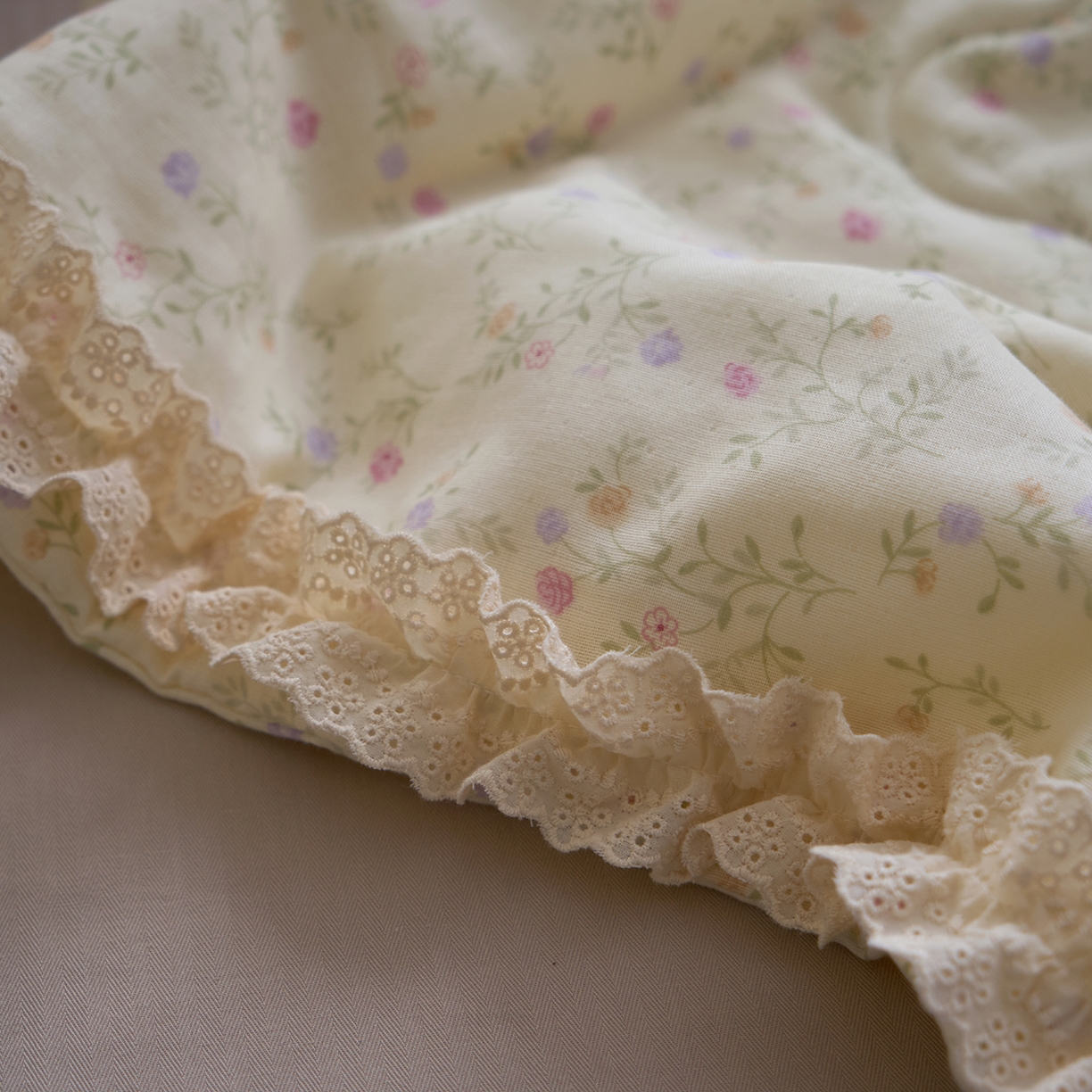 91家纺网 家纺一手货源 找家纺 洋铭区（原狠狠爱） 2026新款双层纱皱皱花边夏被夏凉被空调被三件套 唯美小花