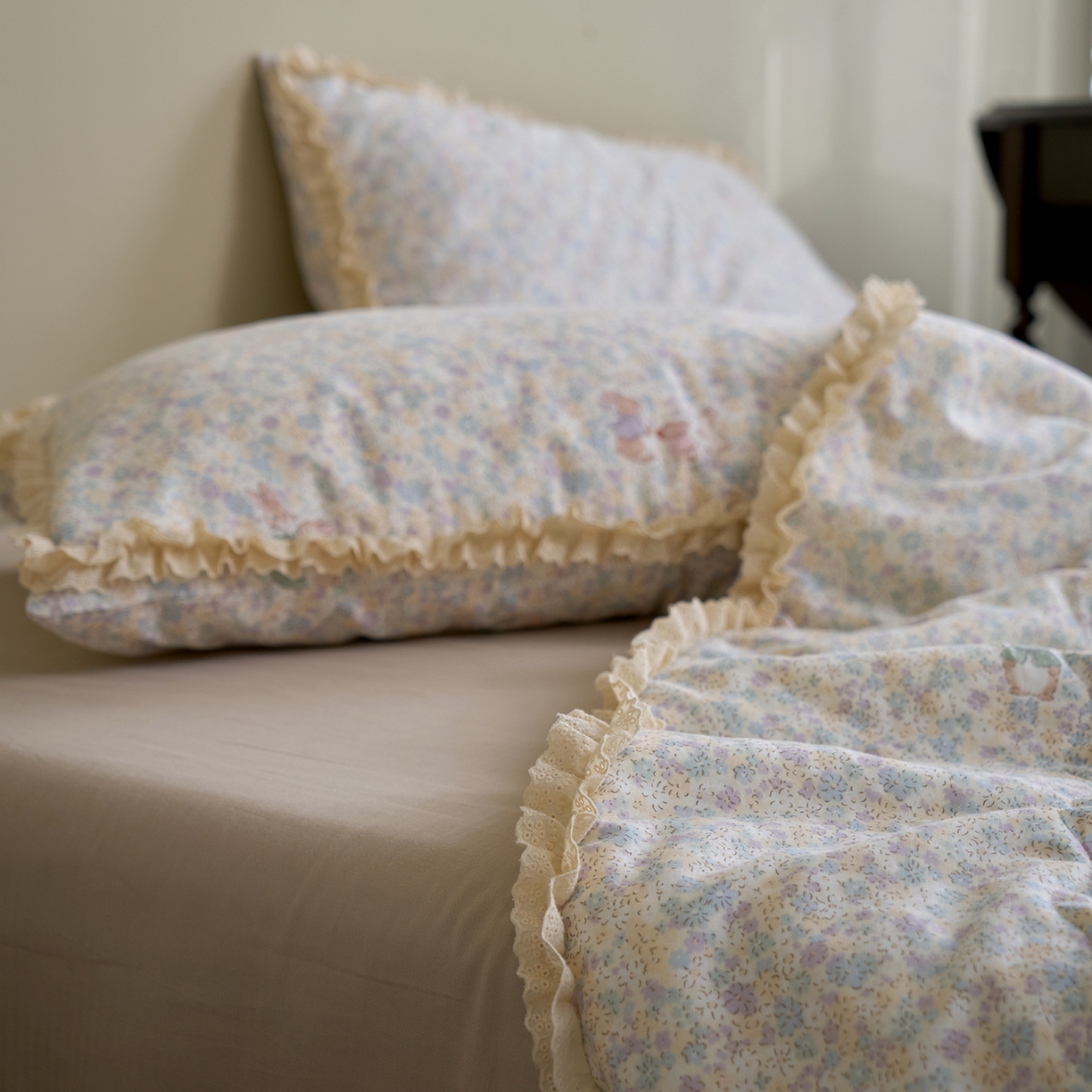 91家纺网 家纺一手货源 找家纺 洋铭区（原狠狠爱） 2026新款双层纱皱皱花边夏被夏凉被空调被三件套 香甜紫兔