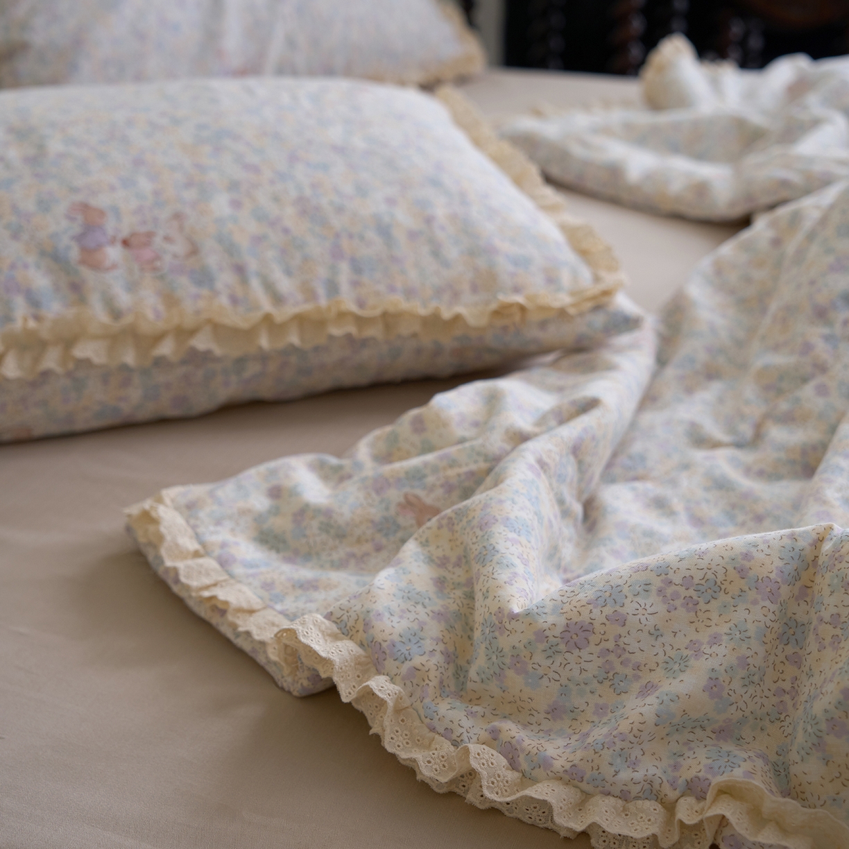 91家纺网 家纺一手货源 找家纺 洋铭区（原狠狠爱） 2026新款双层纱皱皱花边夏被夏凉被空调被三件套 香甜紫兔