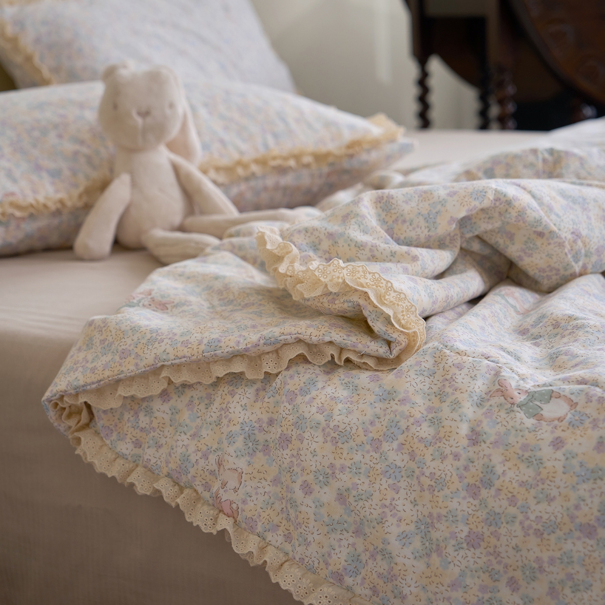 91家纺网 家纺一手货源 找家纺 洋铭区（原狠狠爱） 2026新款双层纱皱皱花边夏被夏凉被空调被三件套 香甜紫兔