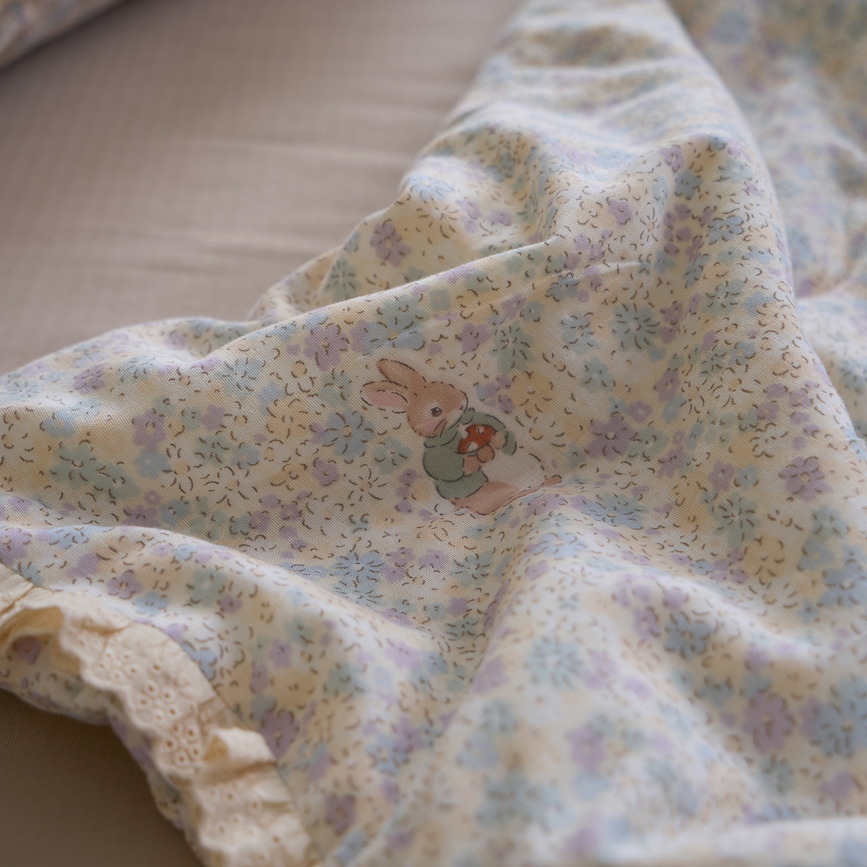 91家纺网 家纺一手货源 找家纺 洋铭区（原狠狠爱） 2026新款双层纱皱皱花边夏被夏凉被空调被三件套 香甜紫兔