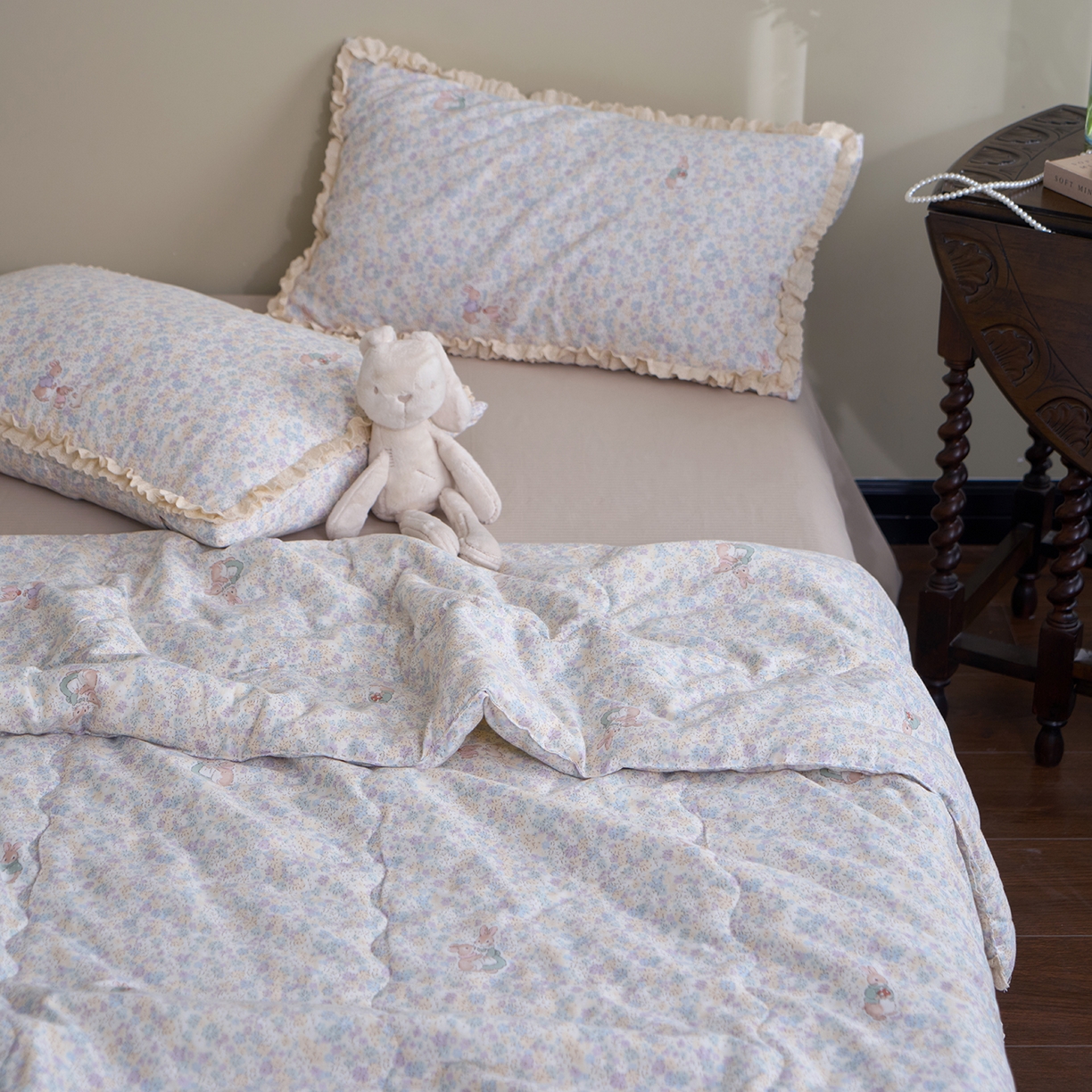 91家纺网 家纺一手货源 找家纺 洋铭区（原狠狠爱） 2026新款双层纱皱皱花边夏被夏凉被空调被三件套 香甜紫兔