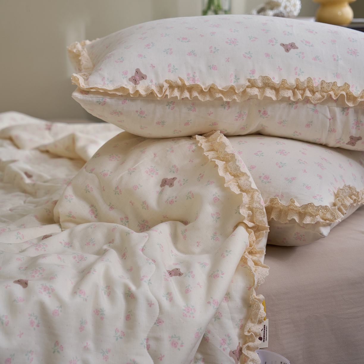 91家纺网 家纺一手货源 找家纺 洋铭区（原狠狠爱） 2026新款双层纱皱皱花边夏被夏凉被空调被三件套 小熊花园